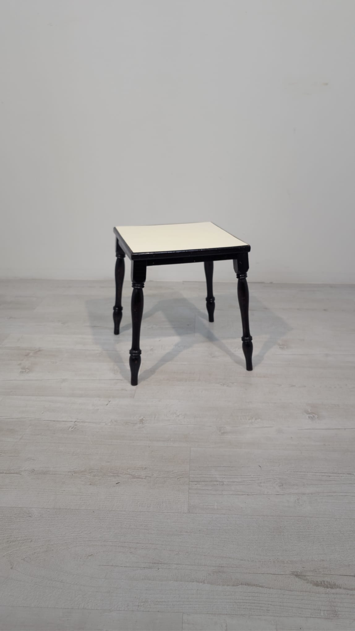 Stolik, pomocnik antyczny na tłoczonych nogach w mahoniu - Image 8