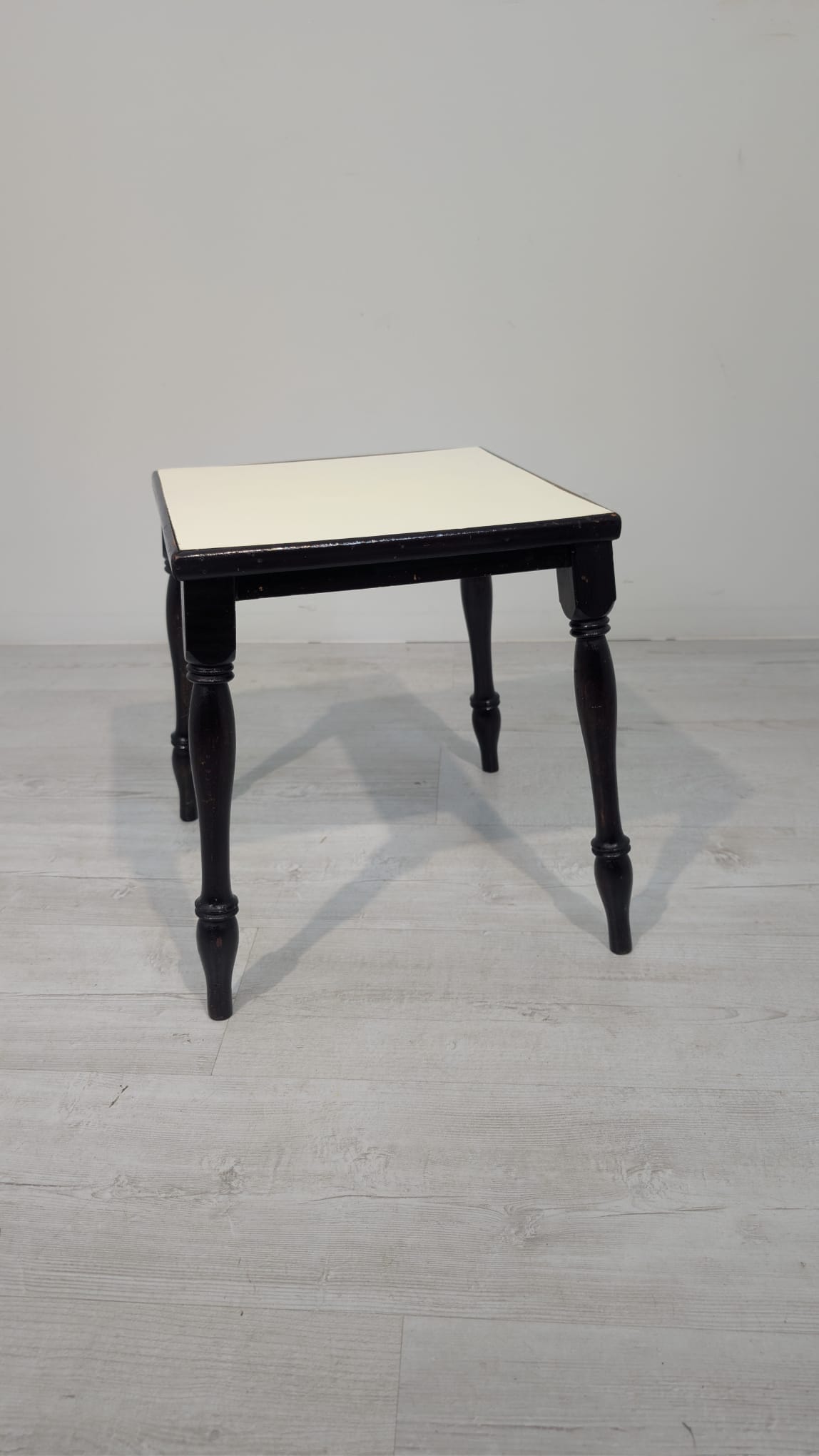 Stolik, pomocnik antyczny na tłoczonych nogach w mahoniu - Image 2