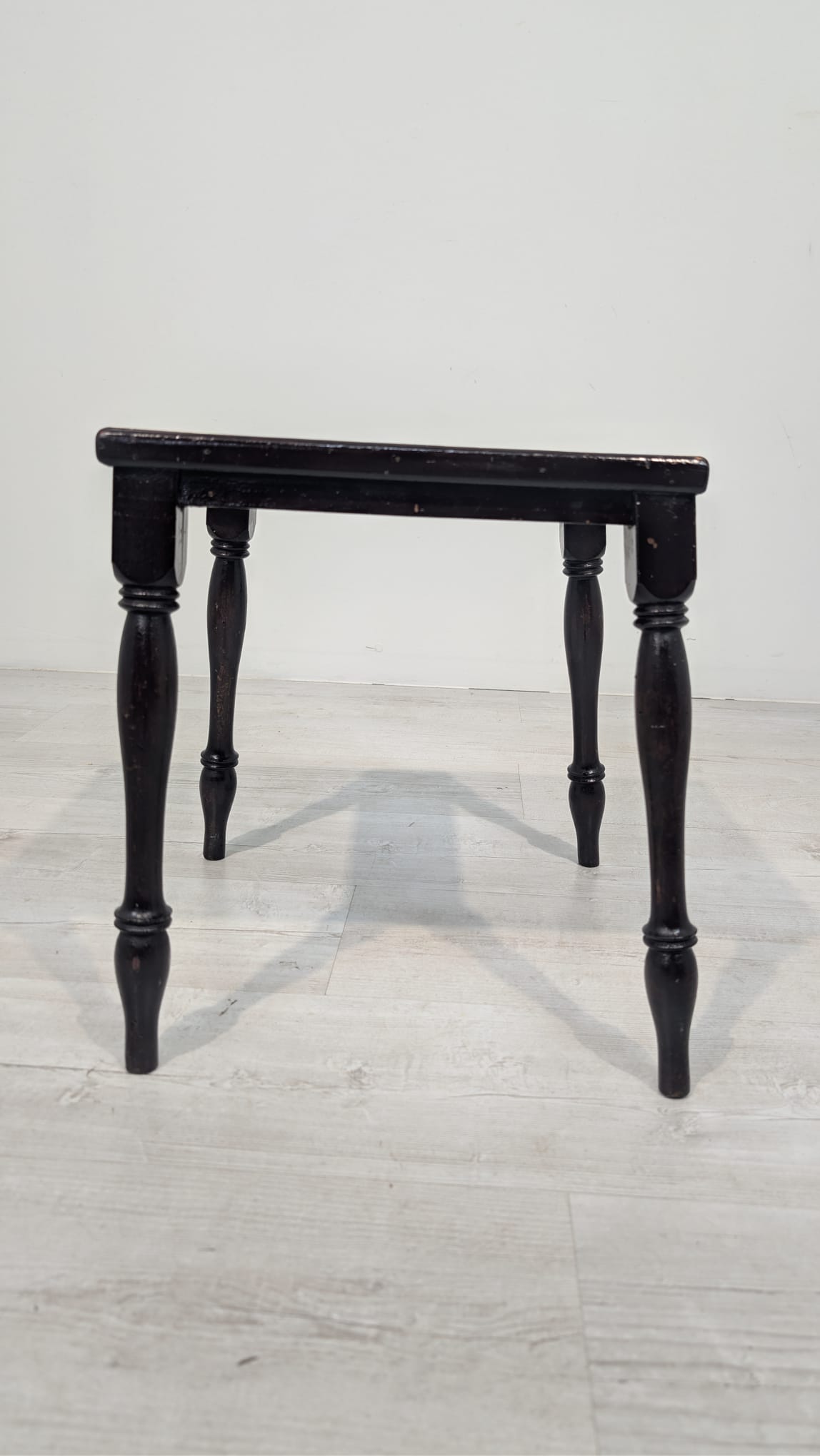 Stolik, pomocnik antyczny na tłoczonych nogach w mahoniu - Image 3