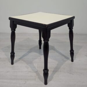 Stolik, pomocnik antyczny na tłoczonych nogach w mahoniu