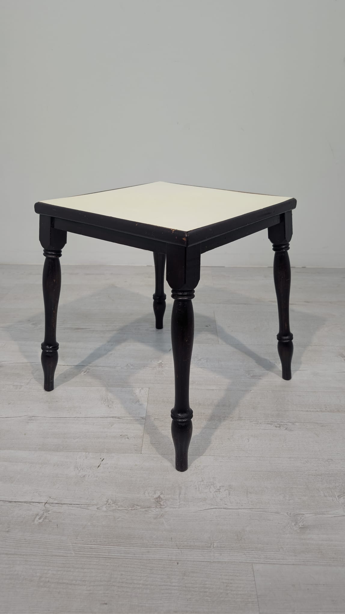 Stolik, pomocnik antyczny na tłoczonych nogach w mahoniu