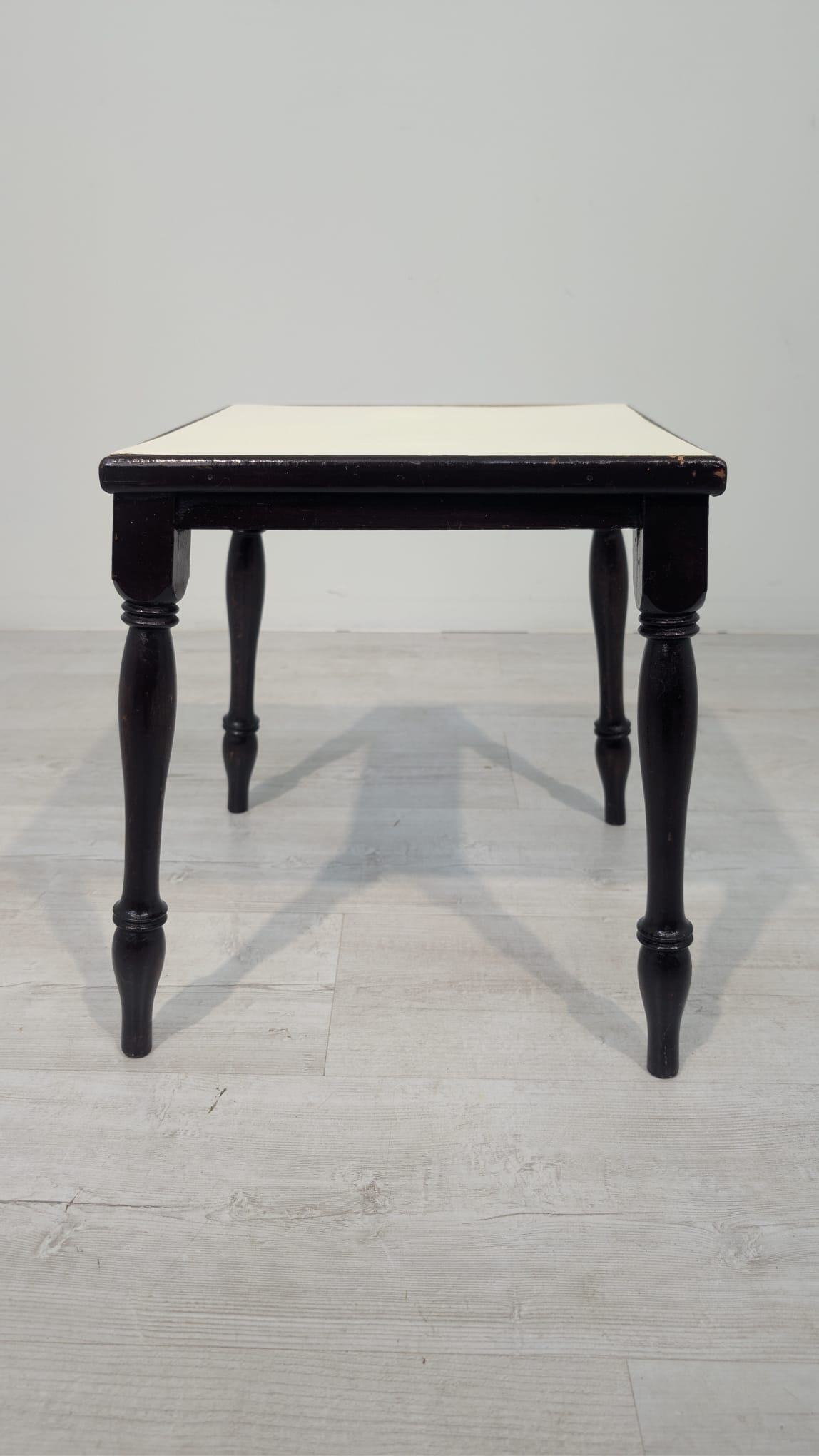 Stolik, pomocnik antyczny na tłoczonych nogach w mahoniu - Image 4