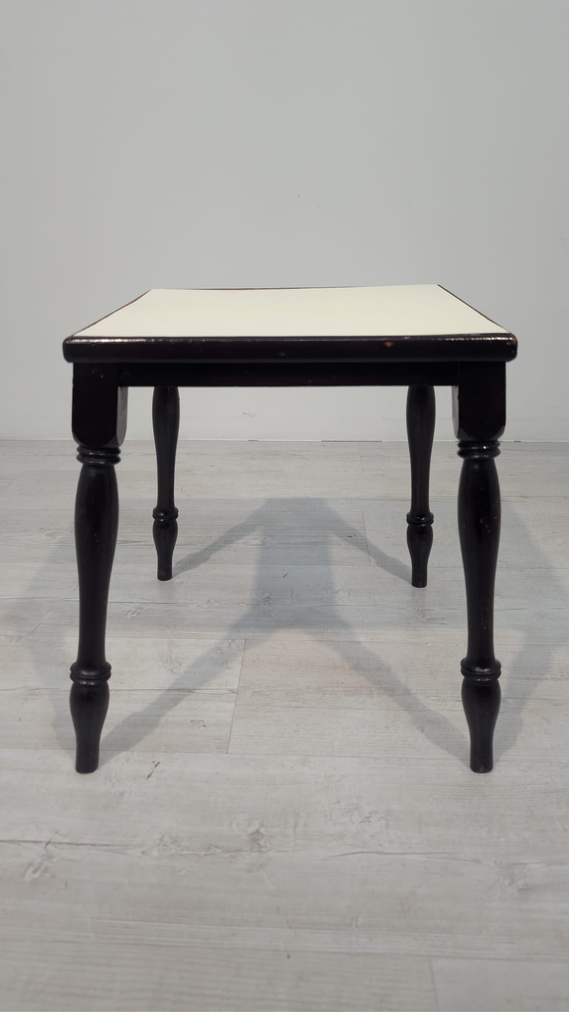 Stolik, pomocnik antyczny na tłoczonych nogach w mahoniu - Image 5