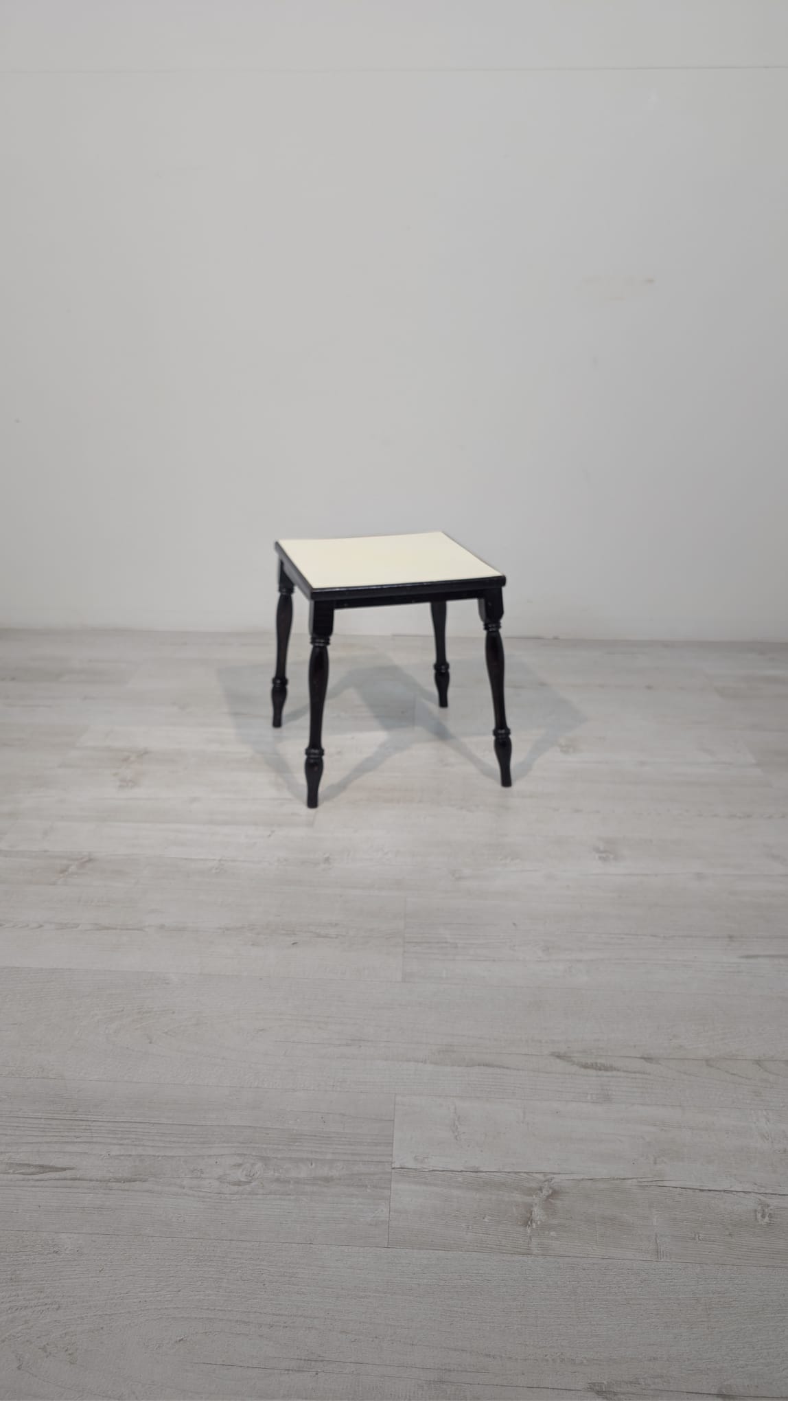 Stolik, pomocnik antyczny na tłoczonych nogach w mahoniu - Image 6