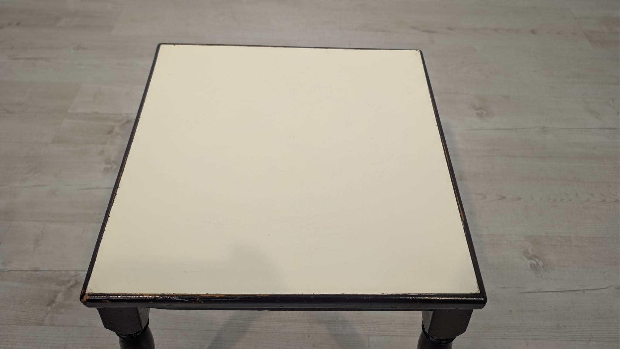 Stolik, pomocnik antyczny na tłoczonych nogach w mahoniu - Image 7