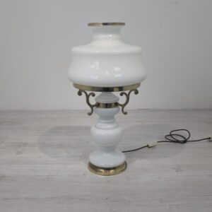 Lampa stołowa Schulza z mlecznym kloszem i mosiądzem