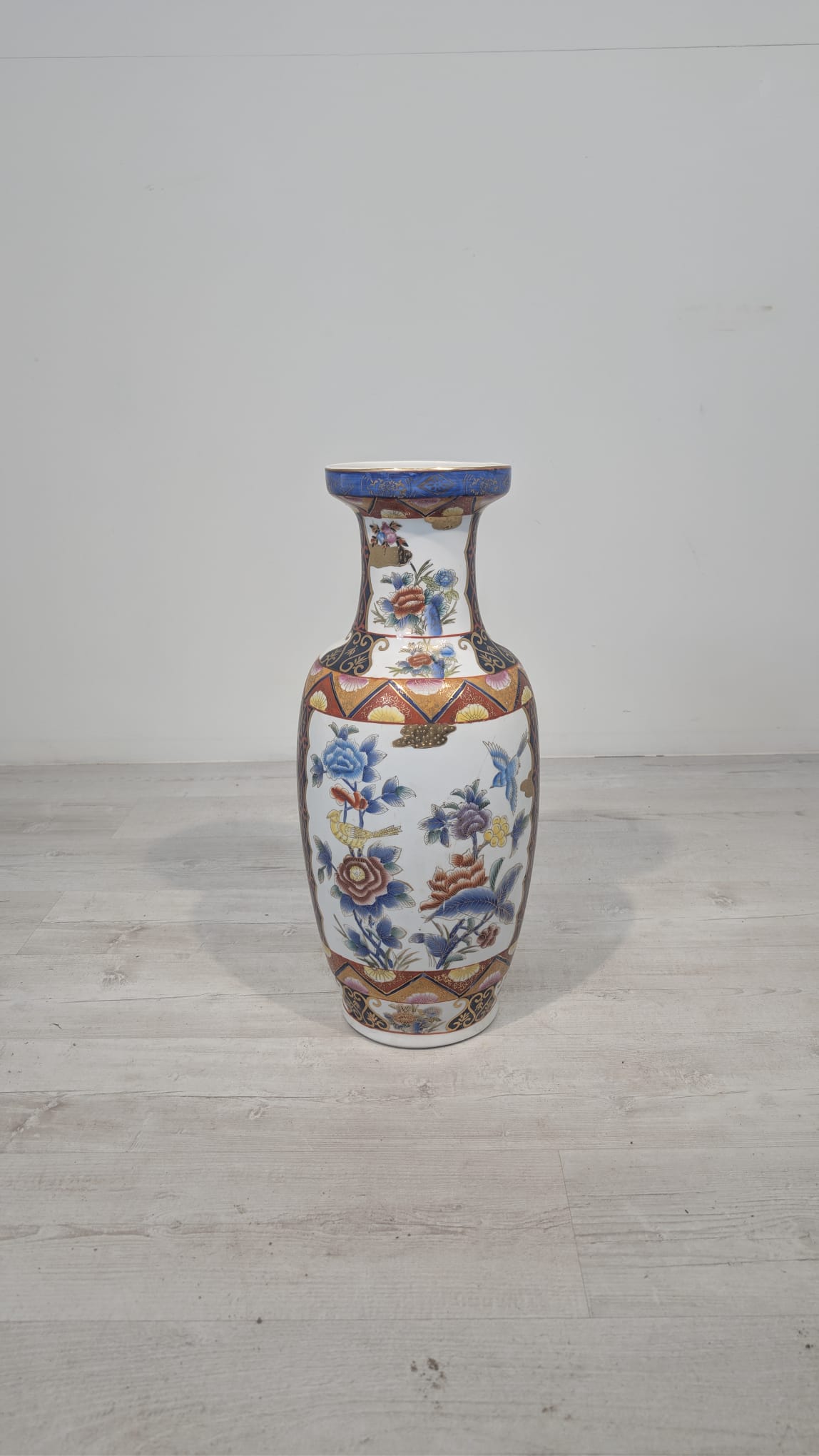 Large Oriental vase in Famile Rose style