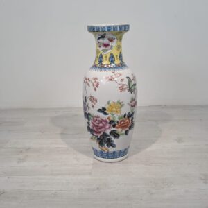 Large Oriental vase in Famile Rose style