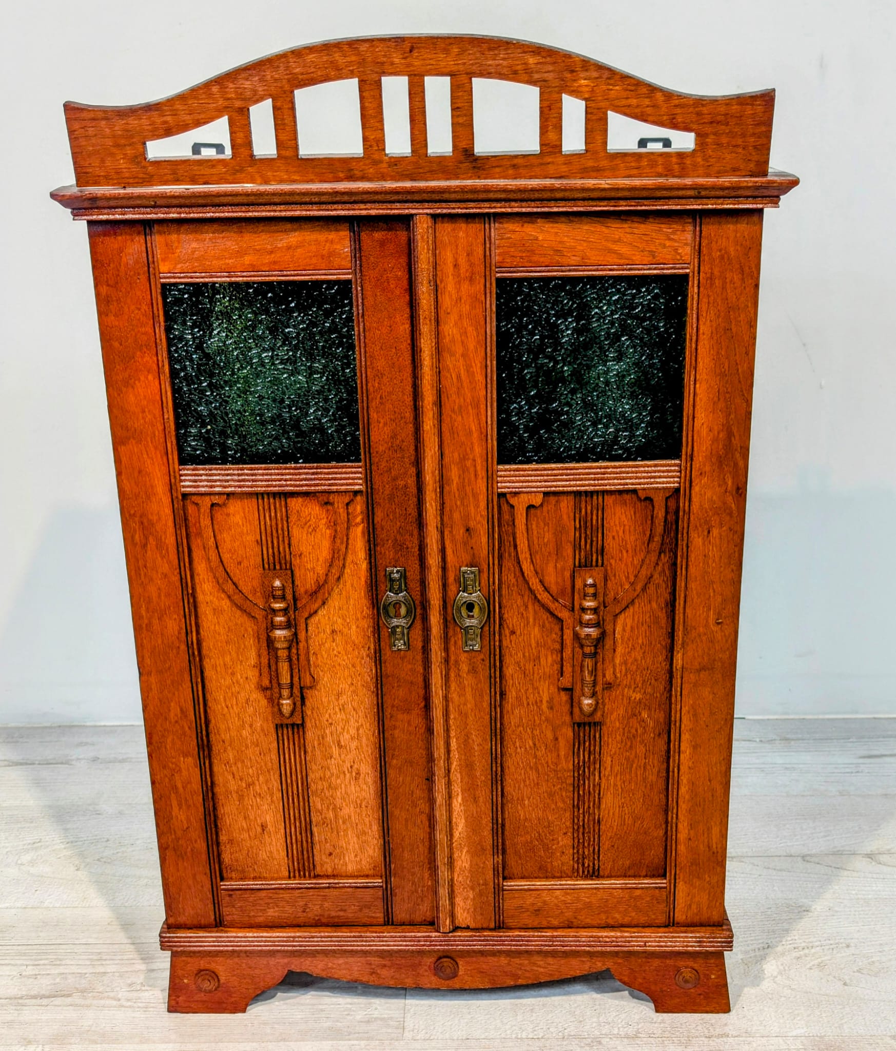 Zabytkowa szafka dębowa secesyjna model z 1900 roku - obrazek 15