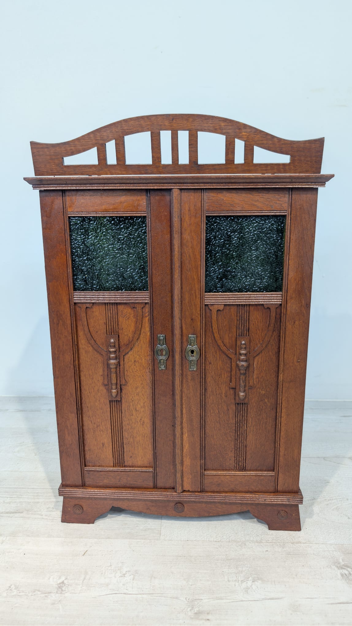 Zabytkowa szafka dębowa secesyjna model z 1900 roku - obrazek 3