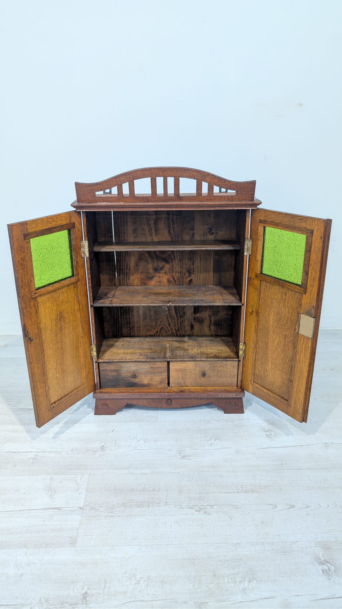 Zabytkowa szafka dębowa secesyjna model z 1900 roku - obrazek 2