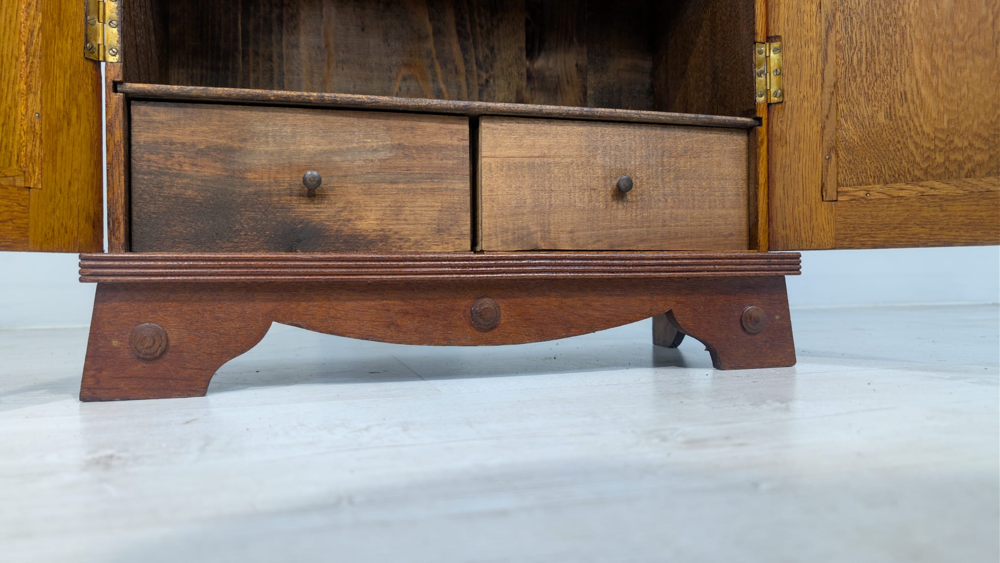 Zabytkowa szafka dębowa secesyjna model z 1900 roku - obrazek 7