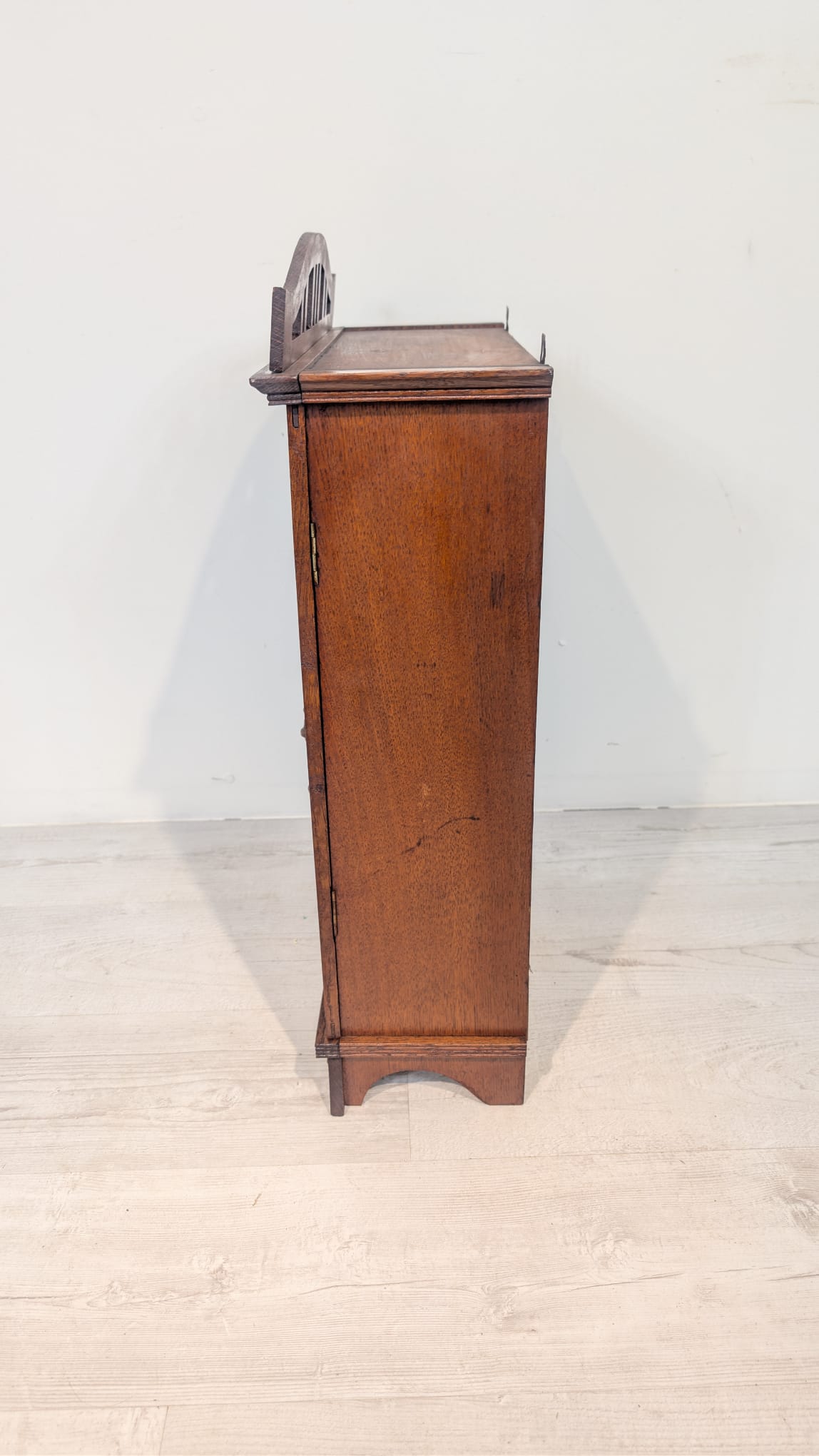 Zabytkowa szafka dębowa secesyjna model z 1900 roku - obrazek 11