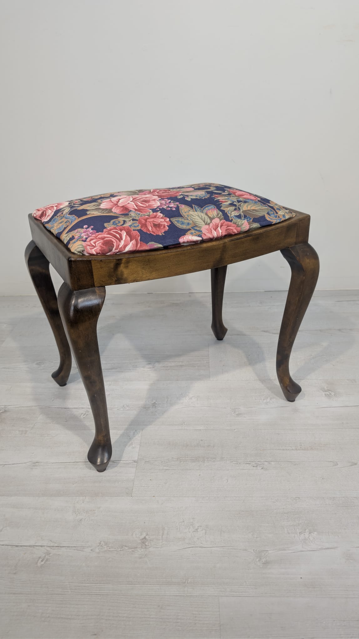 Puf, podnóżek w stylu ludwikowskim na sprężynach