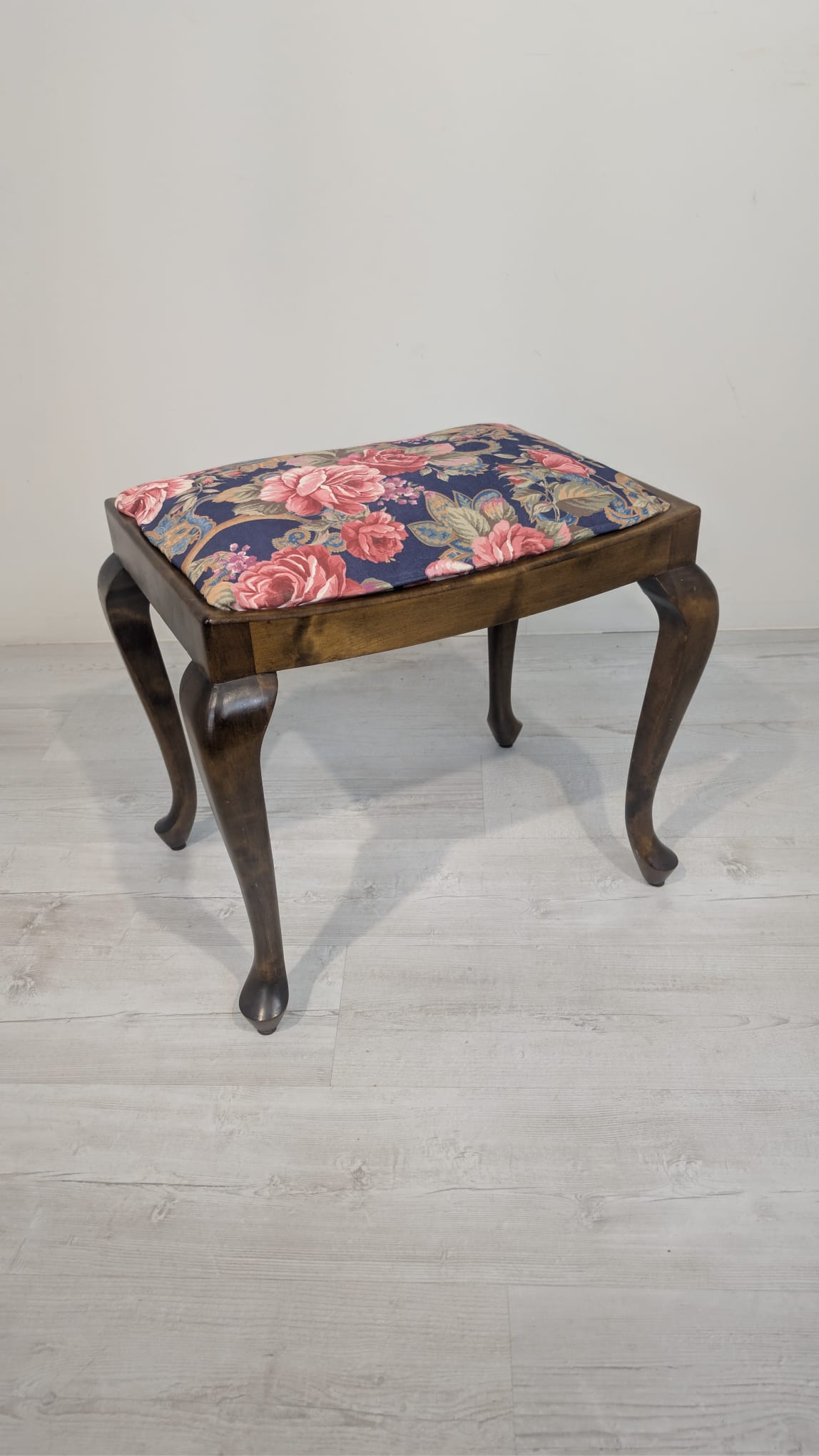 Puf, podnóżek w stylu ludwikowskim na sprężynach - obrazek 2