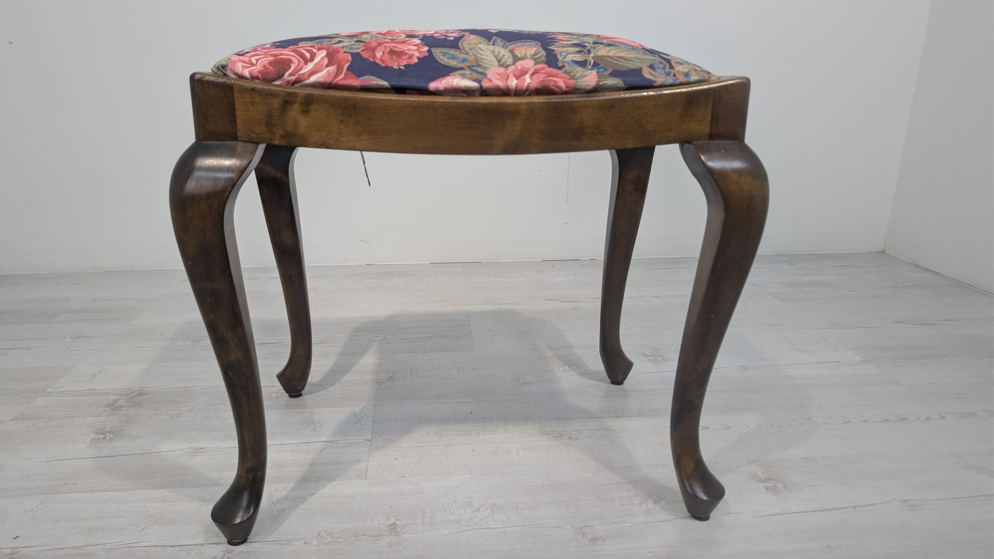 Puf, podnóżek w stylu ludwikowskim na sprężynach - obrazek 3