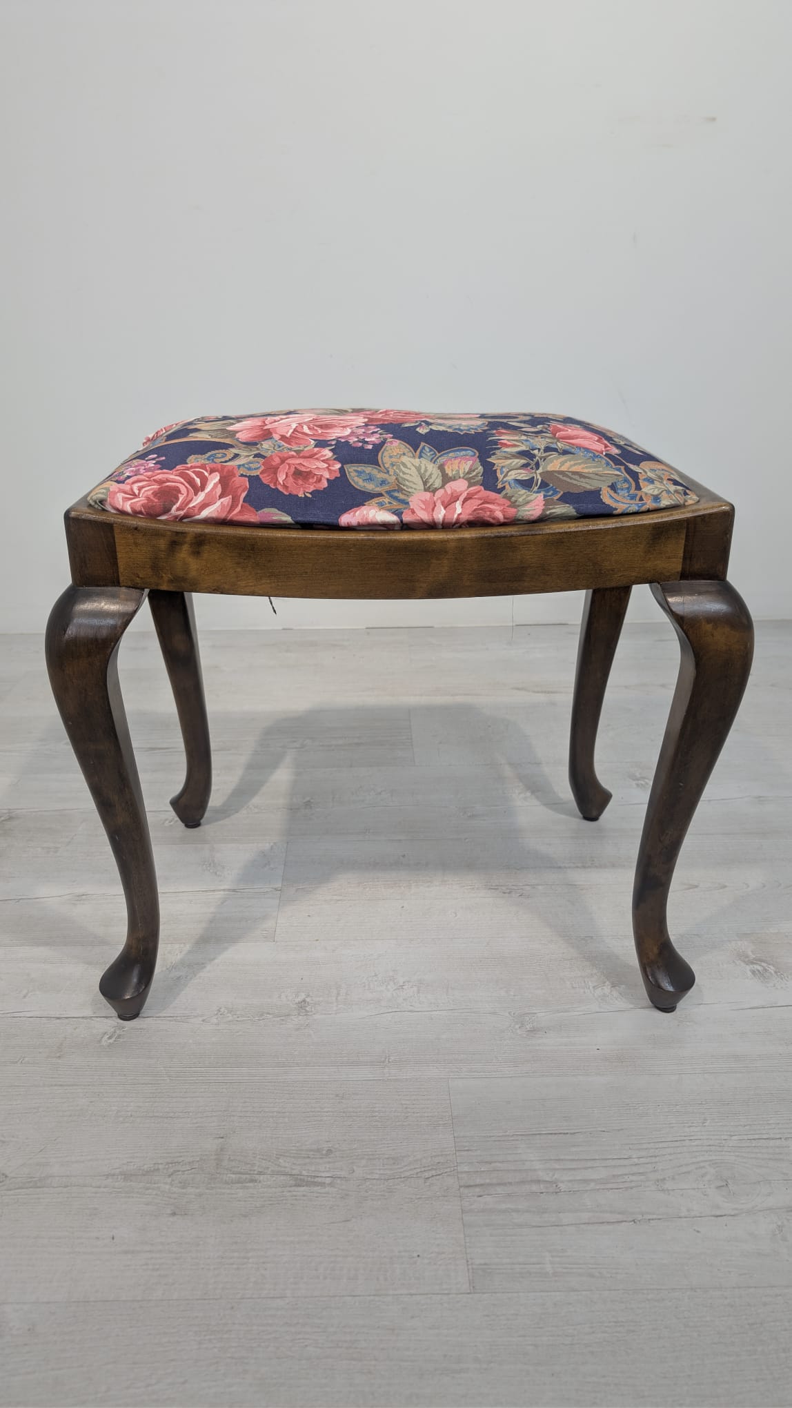 Puf, podnóżek w stylu ludwikowskim na sprężynach - obrazek 4