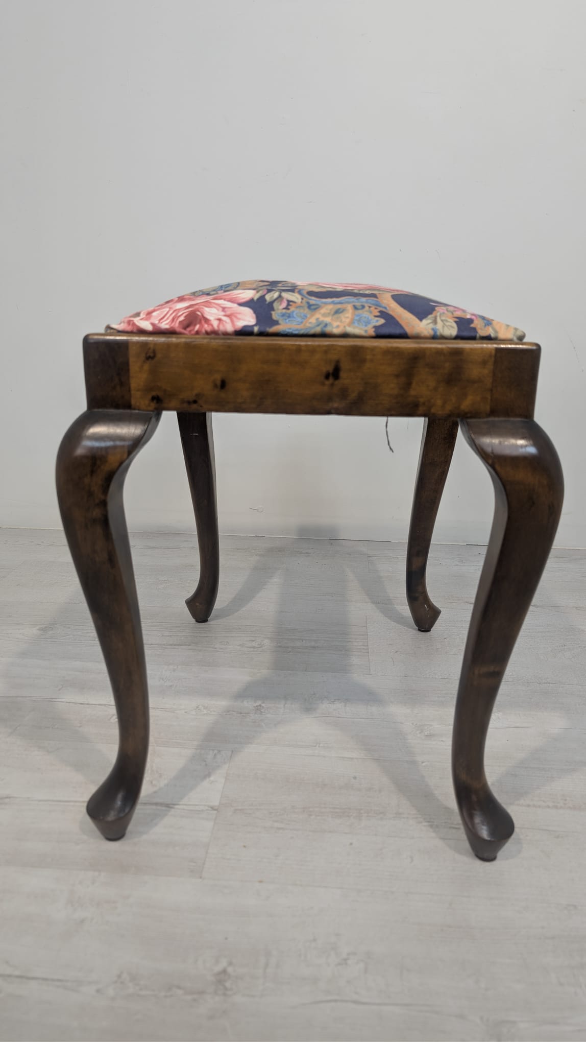 Puf, podnóżek w stylu ludwikowskim na sprężynach - obrazek 5