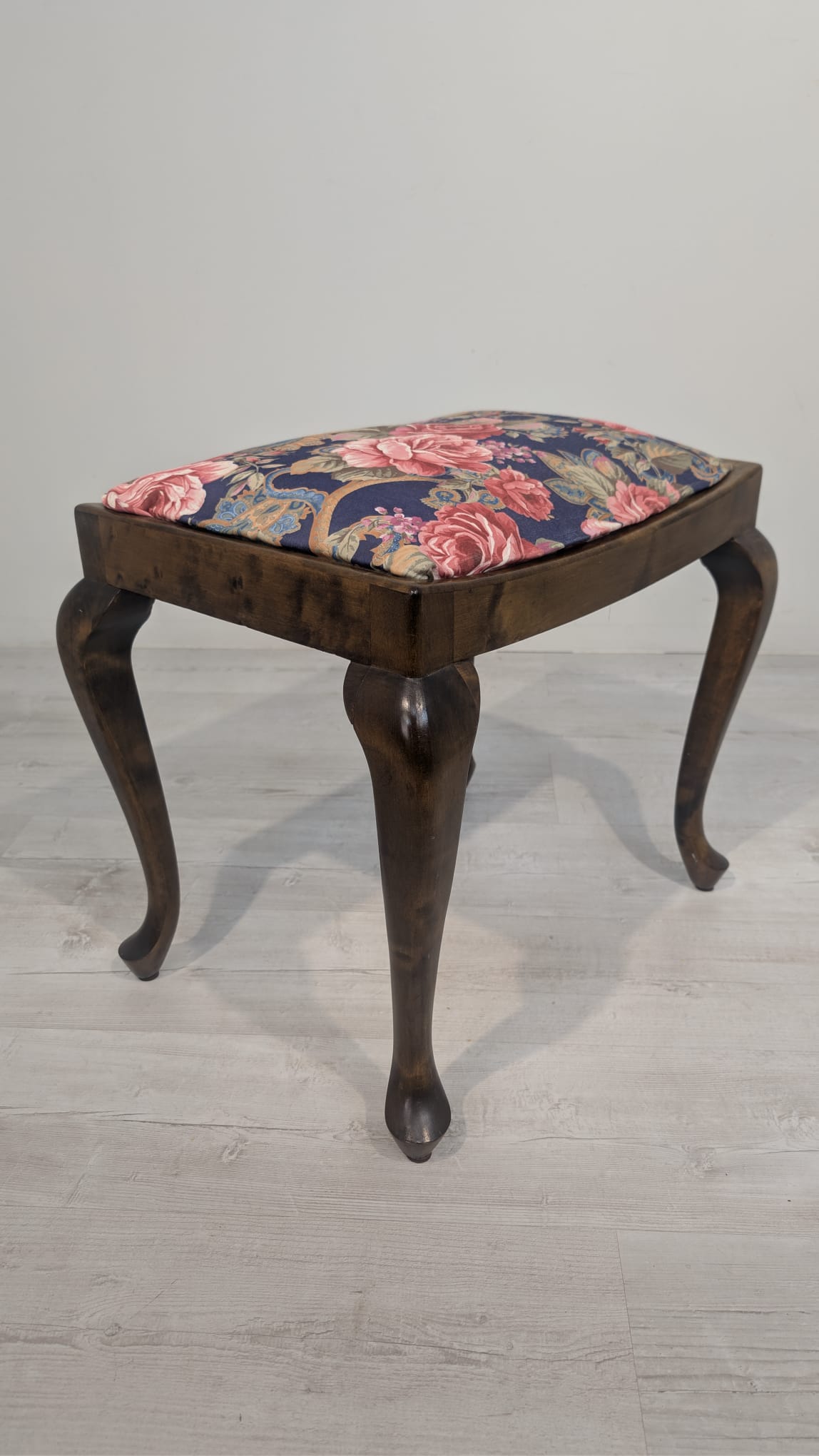 Puf, podnóżek w stylu ludwikowskim na sprężynach - obrazek 7