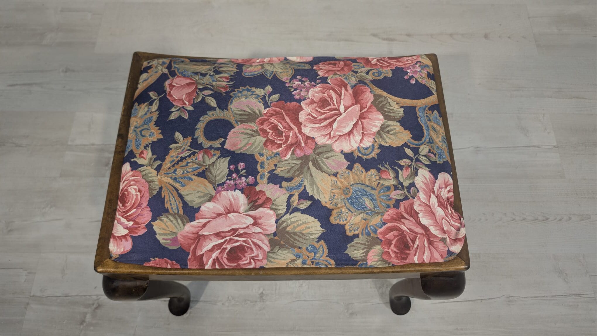 Puf, podnóżek w stylu ludwikowskim na sprężynach - obrazek 10