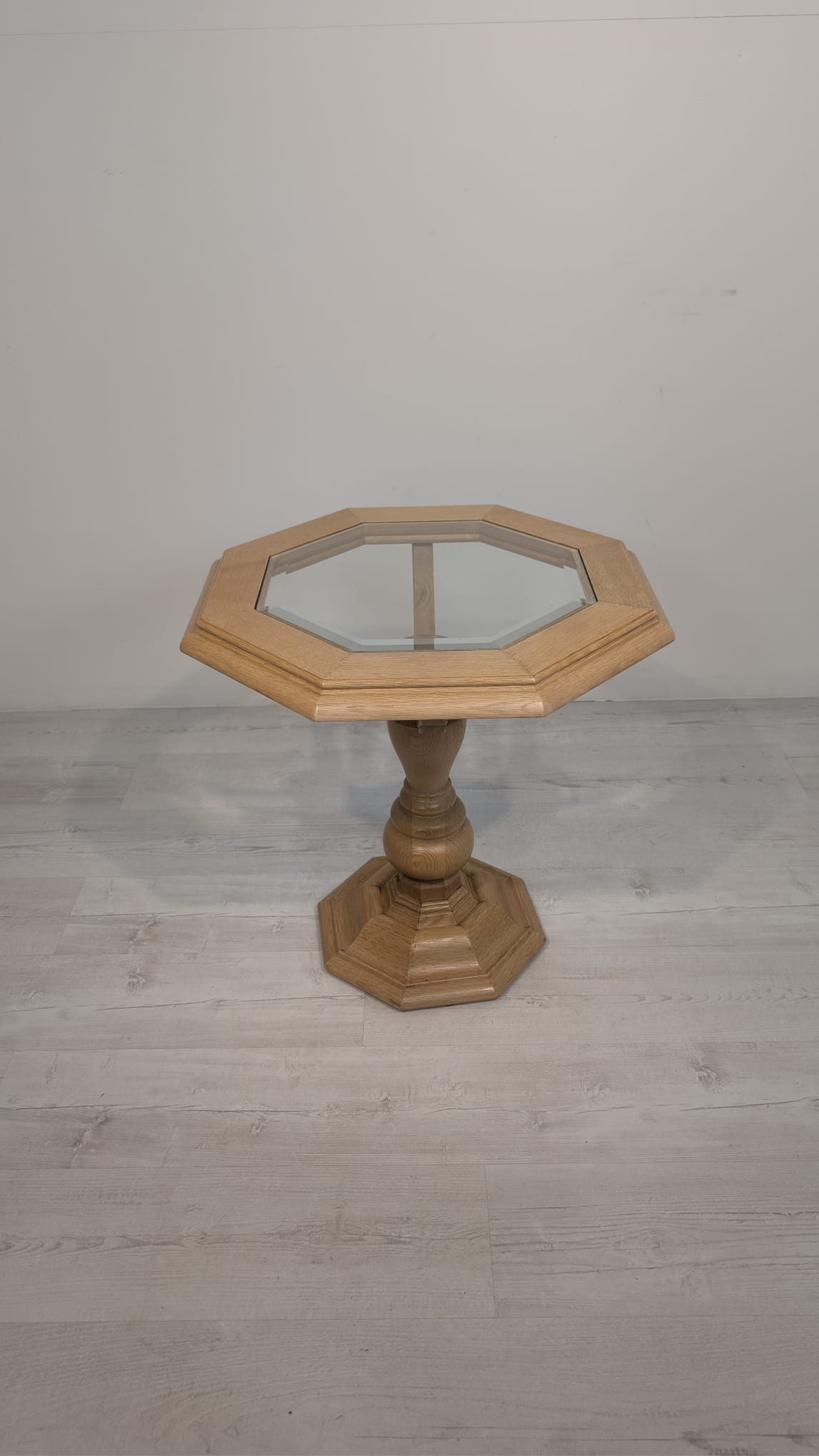Stolik kawowy z litego drewna jasny dąb ośmiokątny z szybą fazowaną - obrazek 15