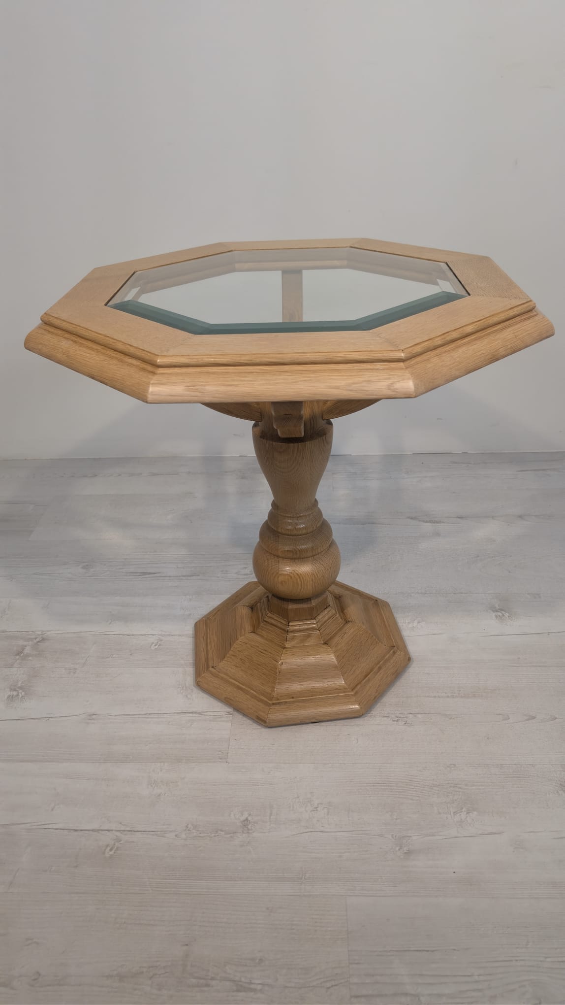 Stolik kawowy z litego drewna jasny dąb ośmiokątny z szybą fazowaną - obrazek 2