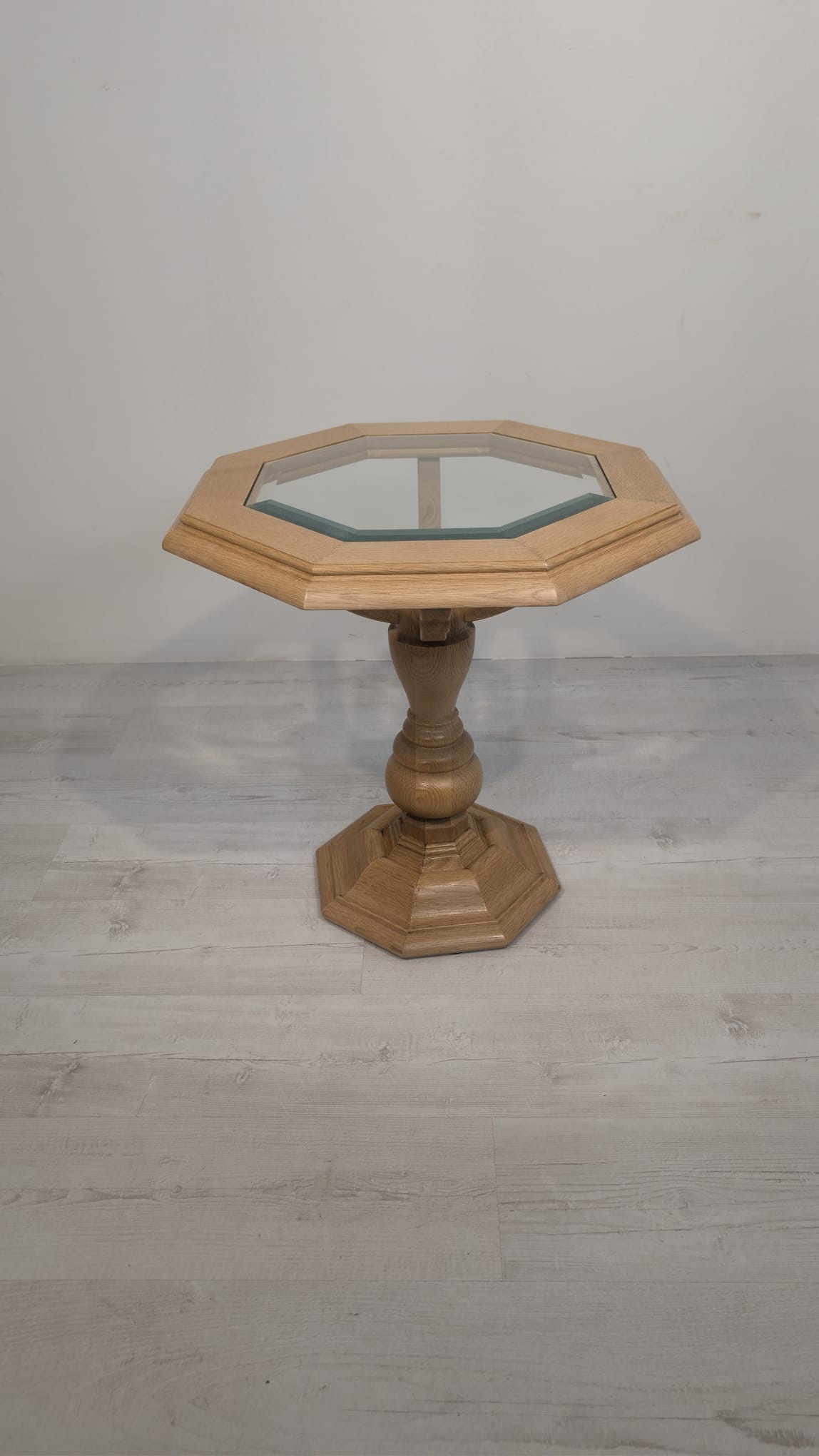 Stolik kawowy z litego drewna jasny dąb ośmiokątny z szybą fazowaną - obrazek 3