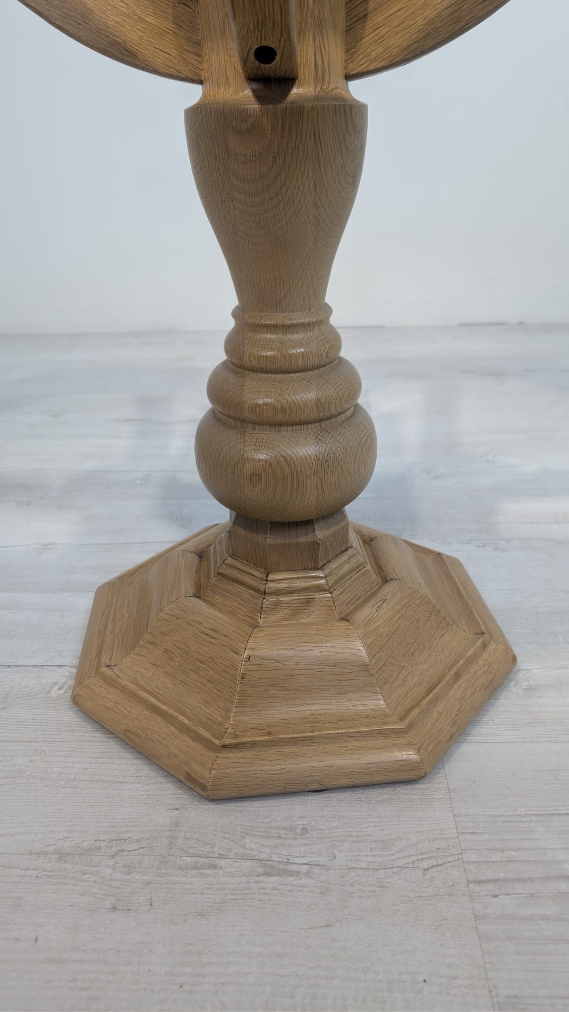 Stolik kawowy z litego drewna jasny dąb ośmiokątny z szybą fazowaną - obrazek 13