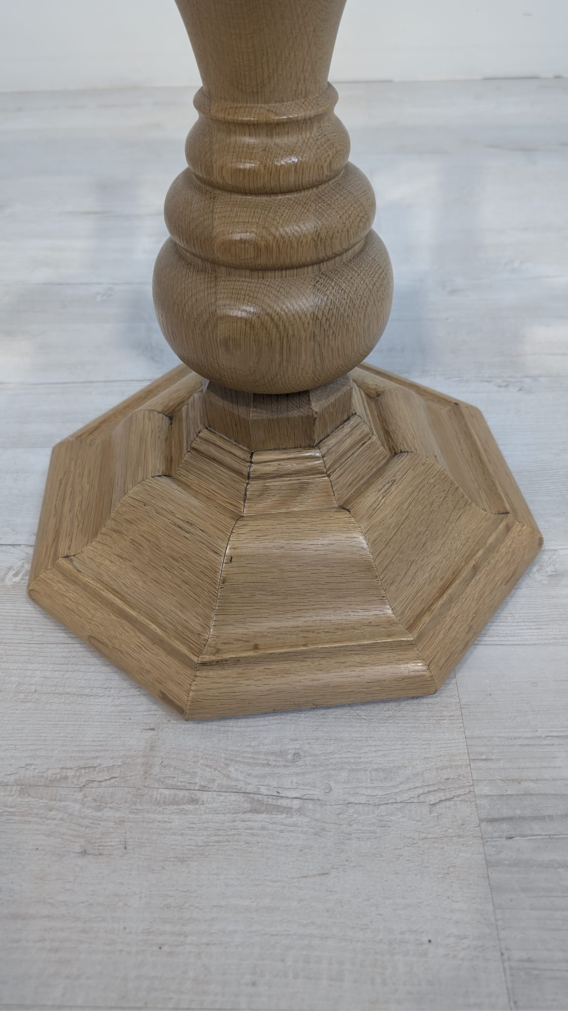 Stolik kawowy z litego drewna jasny dąb ośmiokątny z szybą fazowaną - obrazek 14