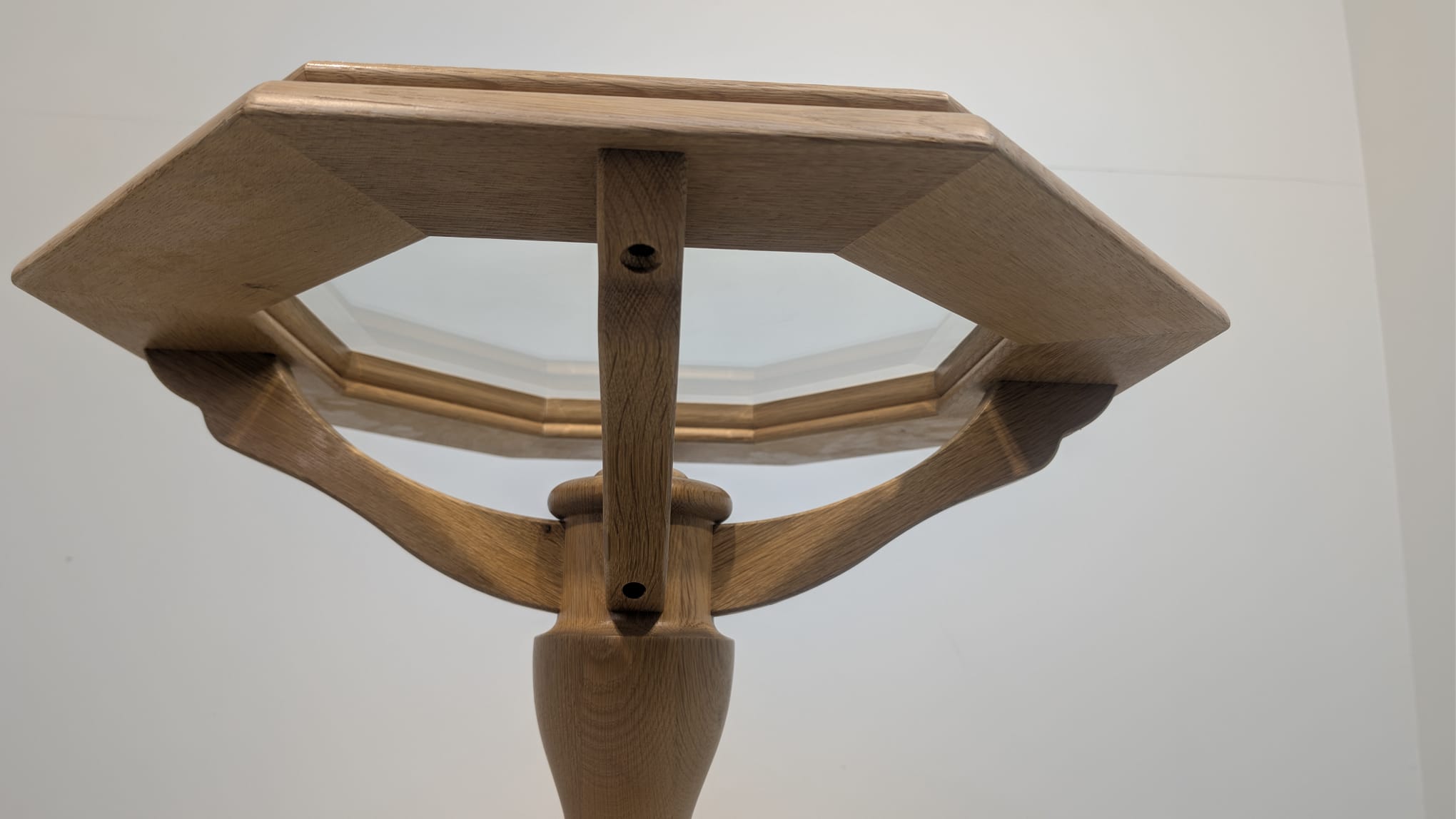 Stolik kawowy z litego drewna jasny dąb ośmiokątny z szybą fazowaną - obrazek 4