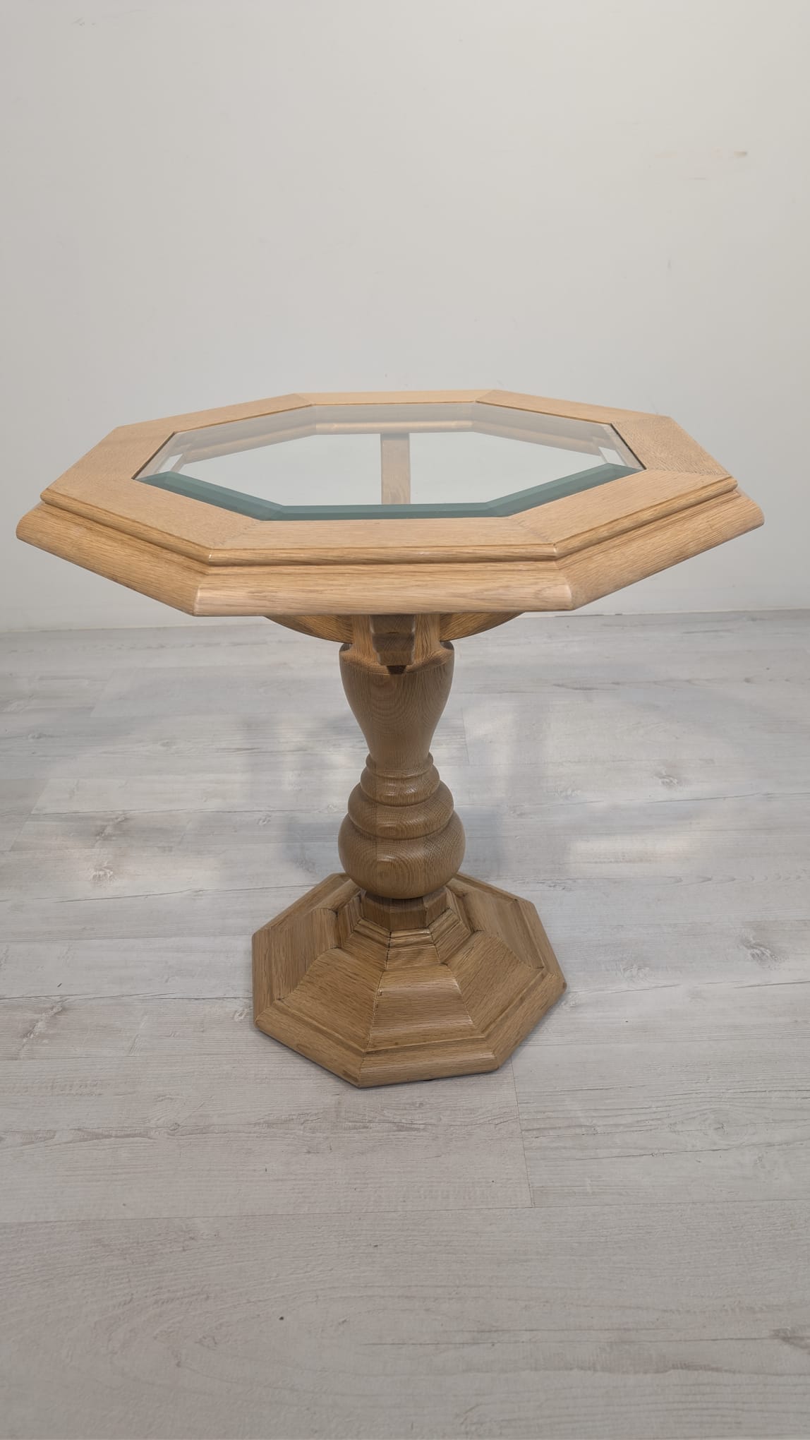 Stolik kawowy z litego drewna jasny dąb ośmiokątny z szybą fazowaną
