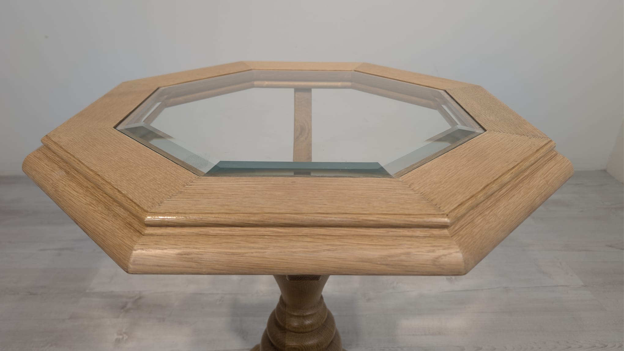 Stolik kawowy z litego drewna jasny dąb ośmiokątny z szybą fazowaną - obrazek 6