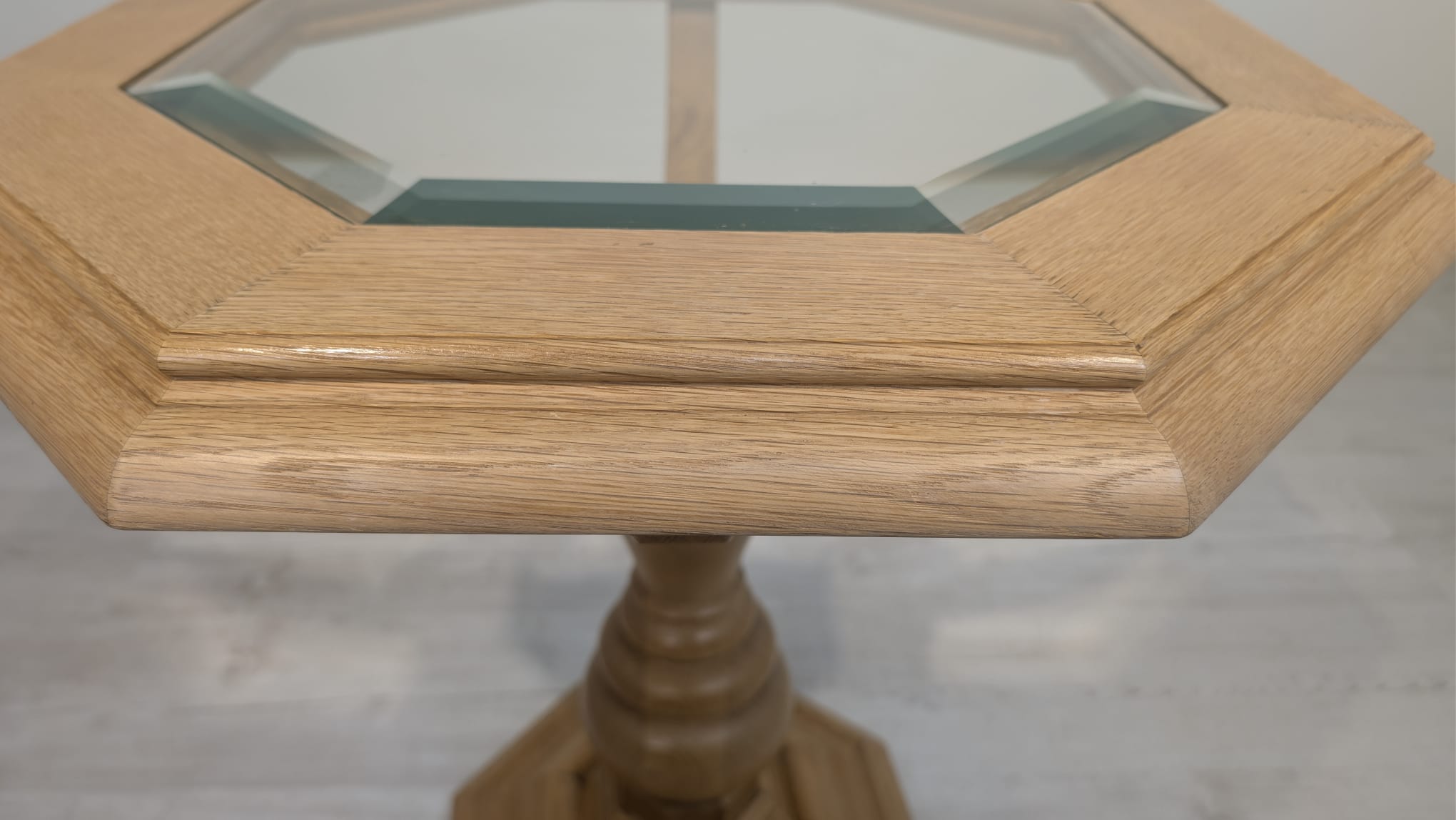 Stolik kawowy z litego drewna jasny dąb ośmiokątny z szybą fazowaną - obrazek 7