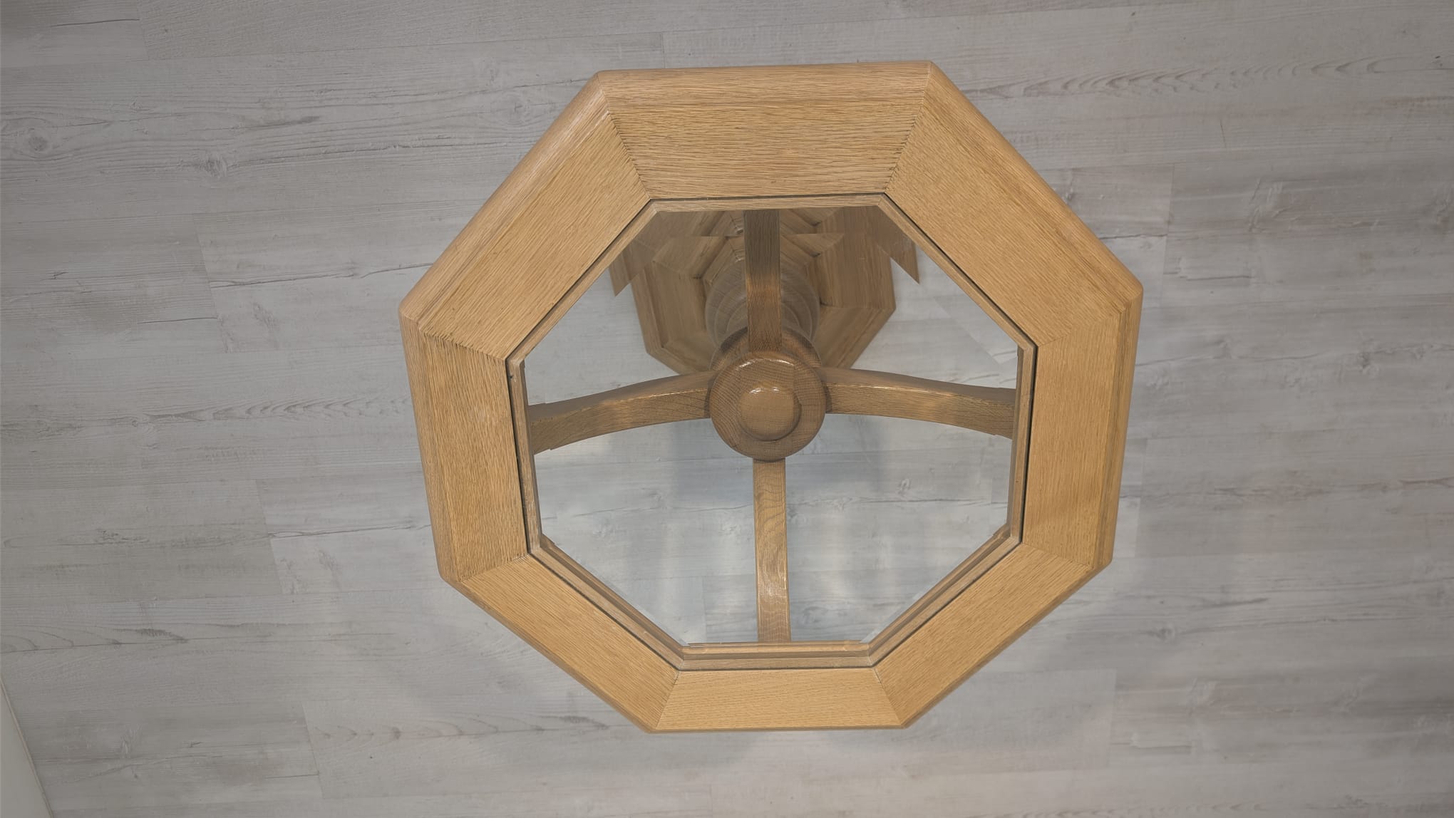 Stolik kawowy z litego drewna jasny dąb ośmiokątny z szybą fazowaną - obrazek 10