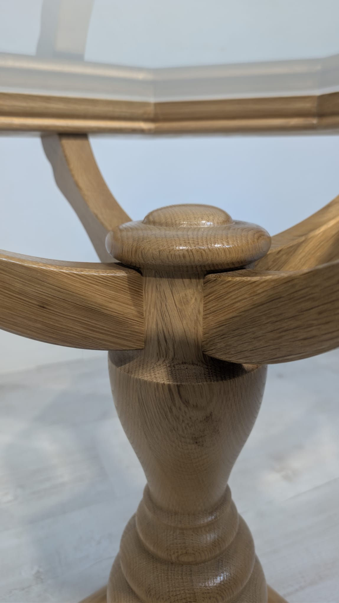 Stolik kawowy z litego drewna jasny dąb ośmiokątny z szybą fazowaną - obrazek 12