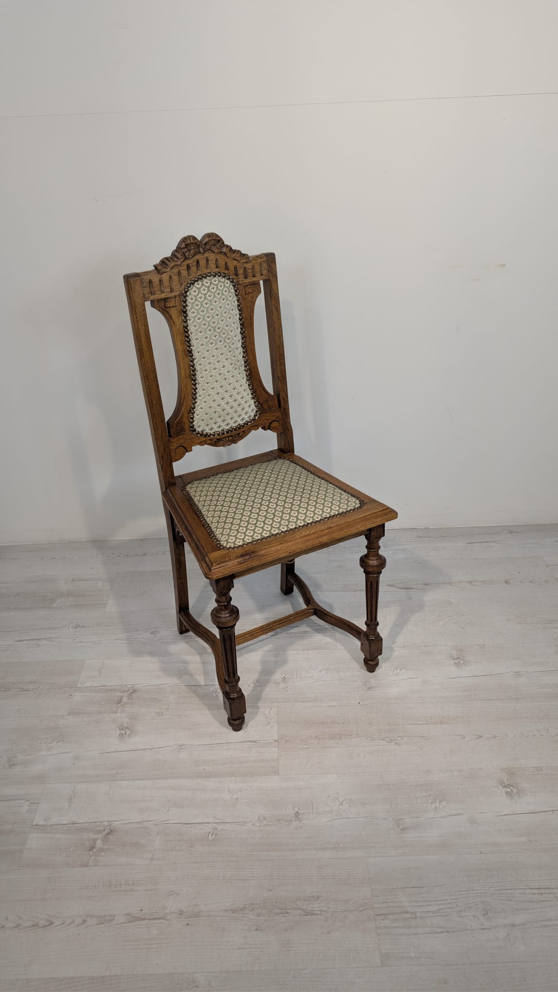 Secesyjne, stare krzesło dębowe na sprężynach