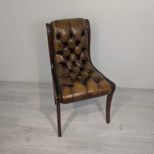 Krzesło drewniany z naturalną skórą głęboko pikowana