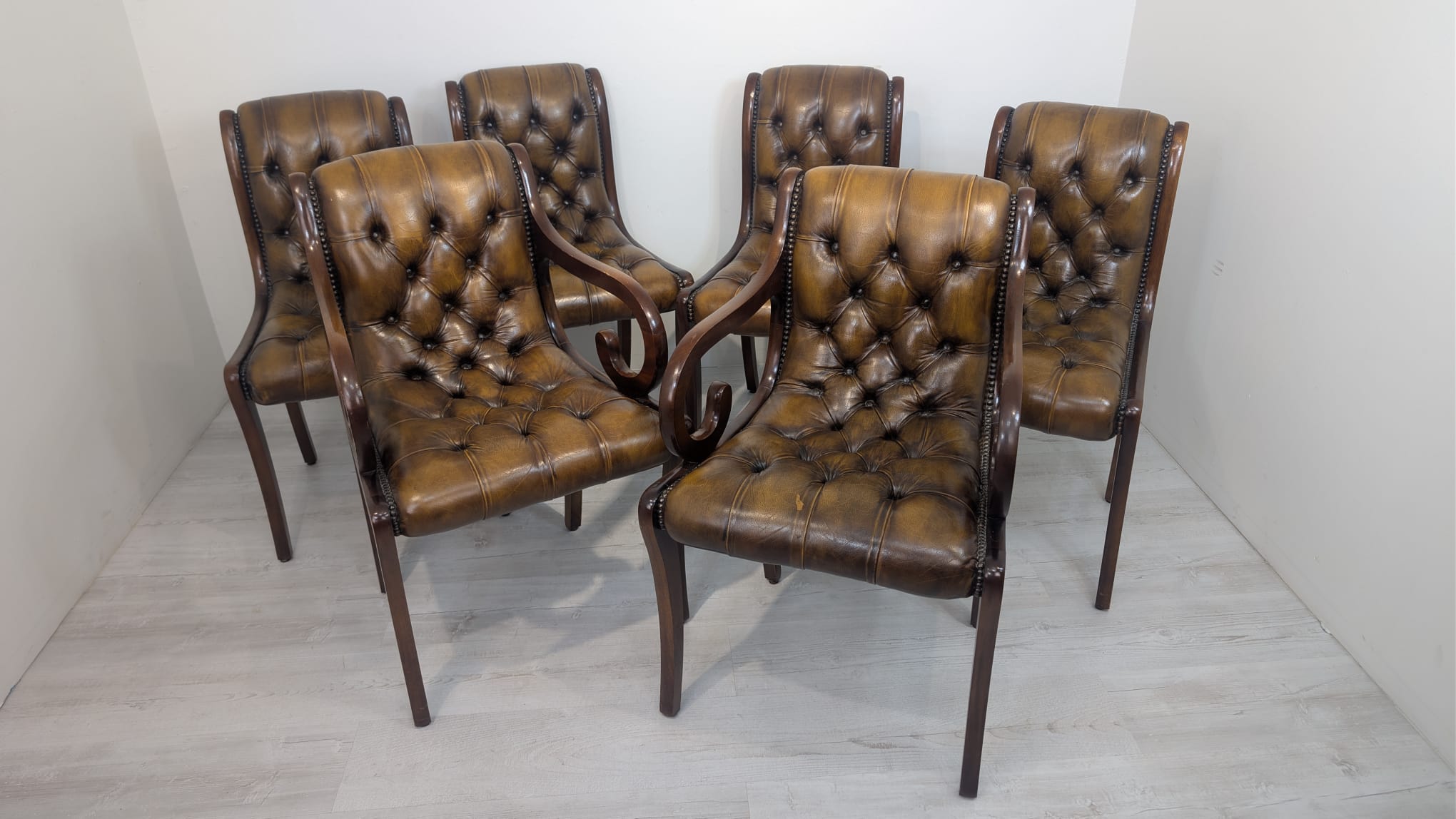 Fotel drewniany z naturalną skórą głęboko pikowana - obrazek 14