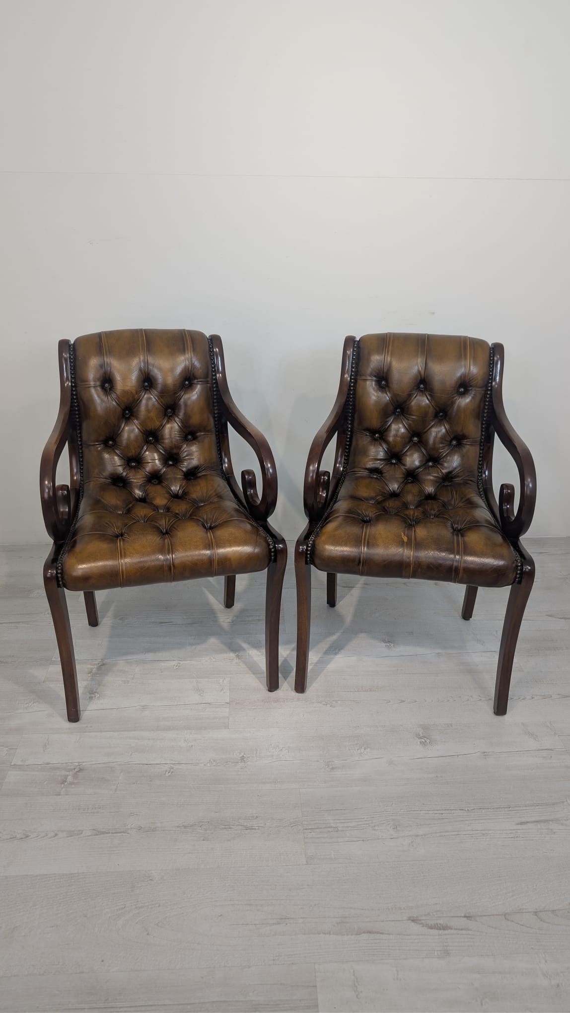 Fotel drewniany z naturalną skórą głęboko pikowana - obrazek 12