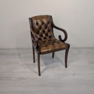 Fotel drewniany z naturalną skórą głęboko pikowana