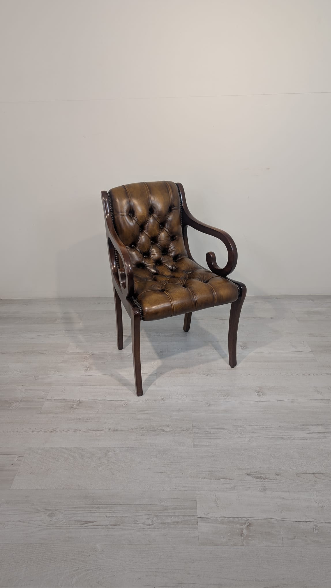 Fotel drewniany z naturalną skórą głęboko pikowana