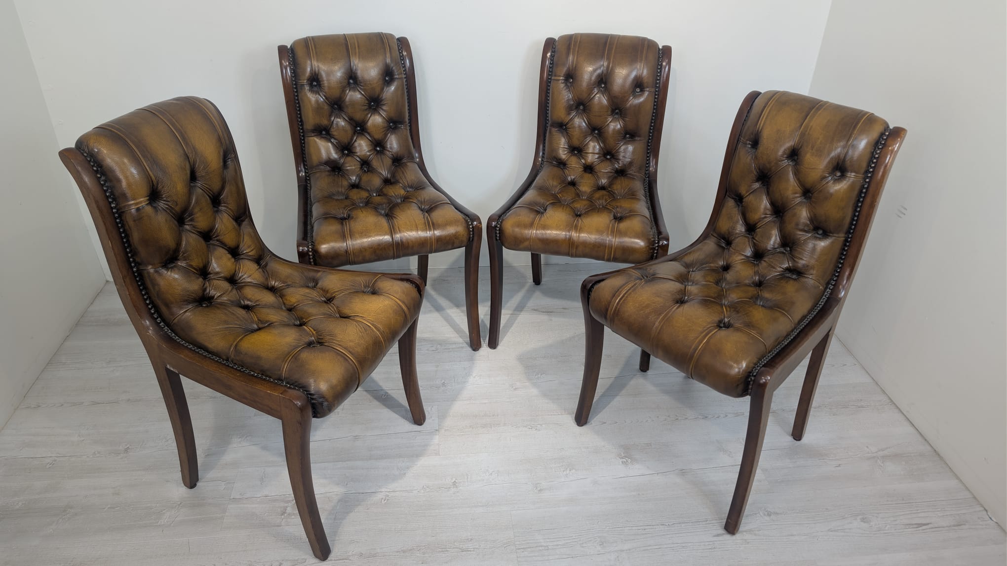 Fotel drewniany z naturalną skórą głęboko pikowana - obrazek 13