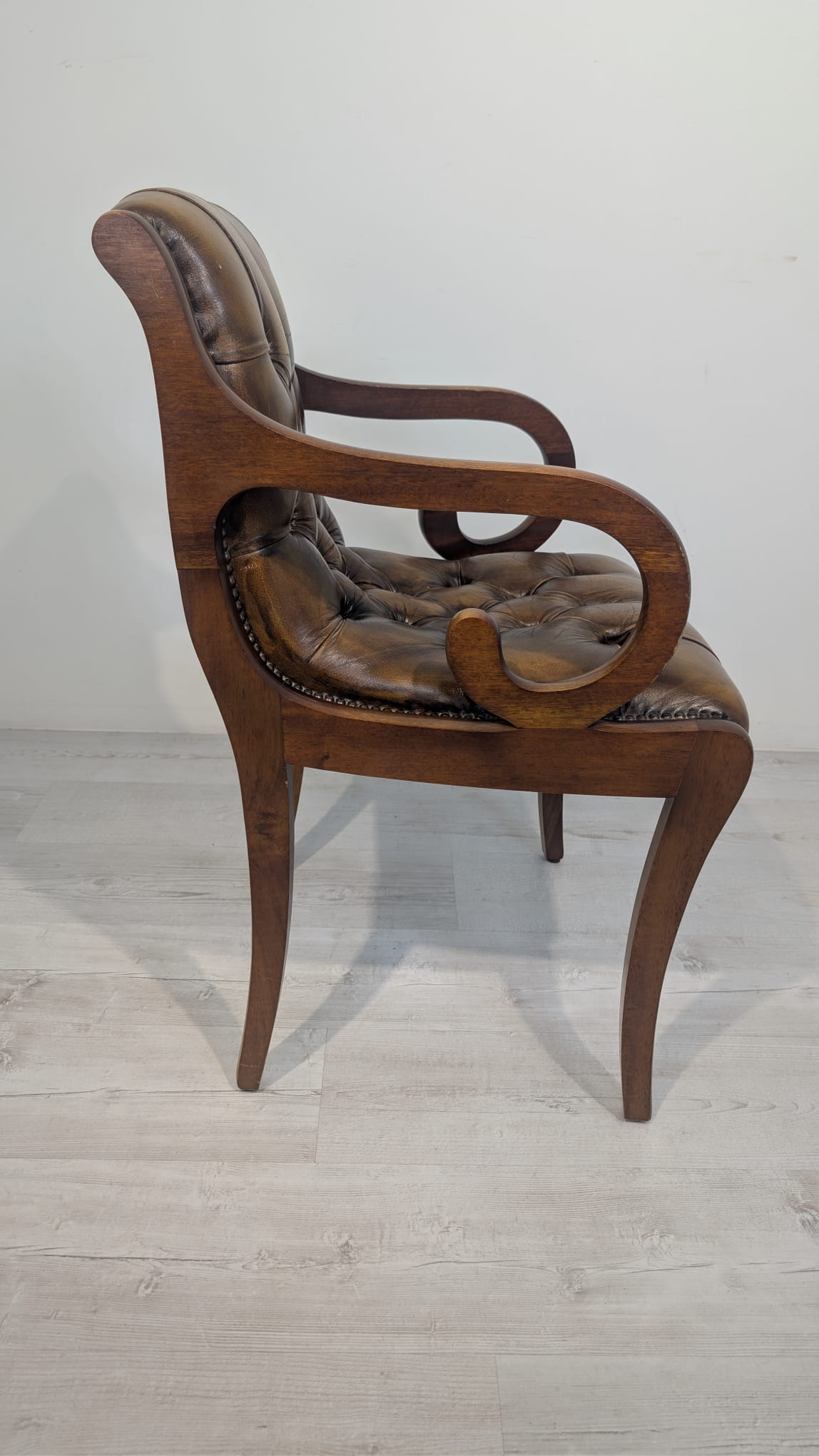 Fotel drewniany z naturalną skórą głęboko pikowana - obrazek 6