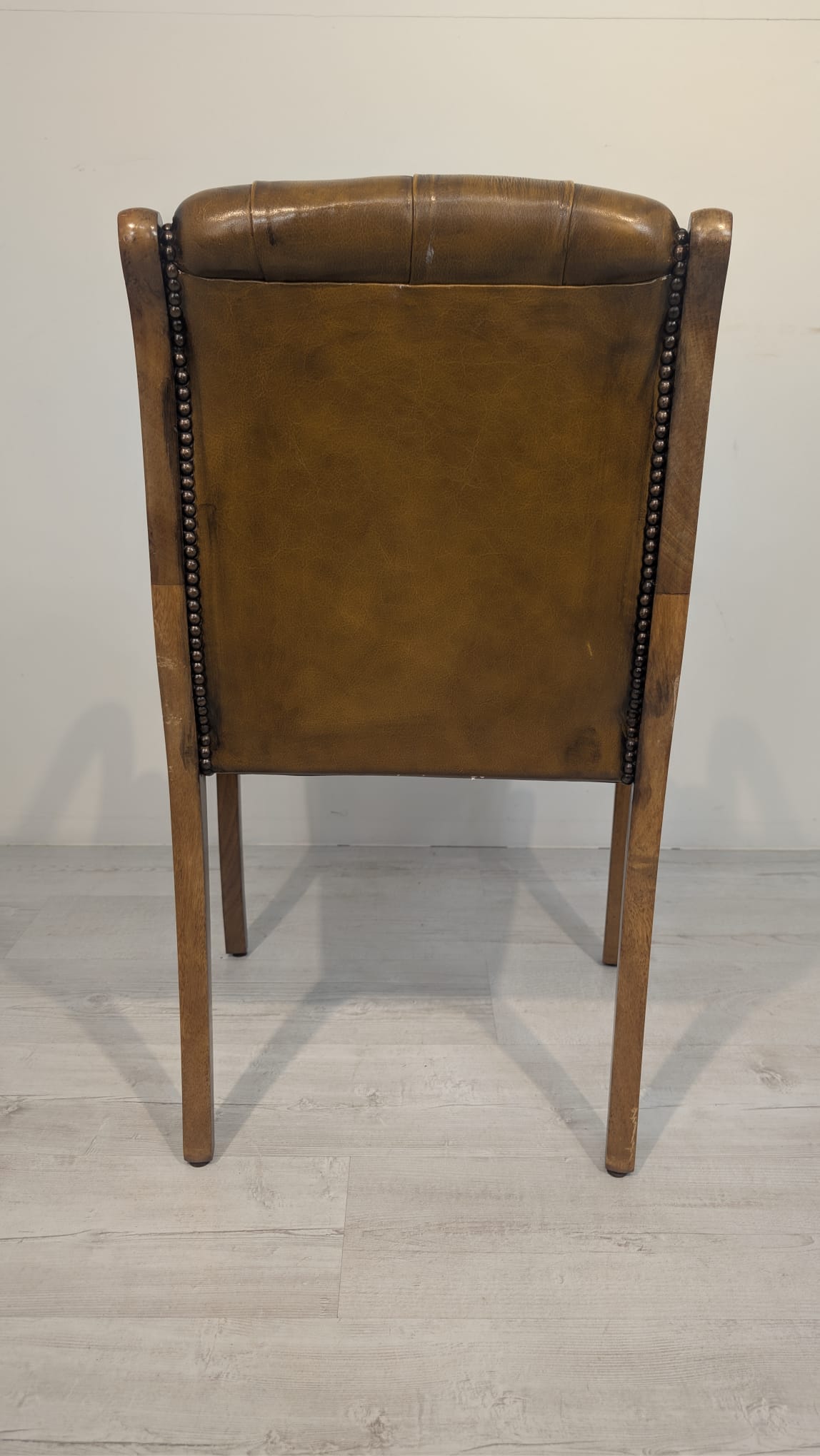 Fotel drewniany z naturalną skórą głęboko pikowana - obrazek 7