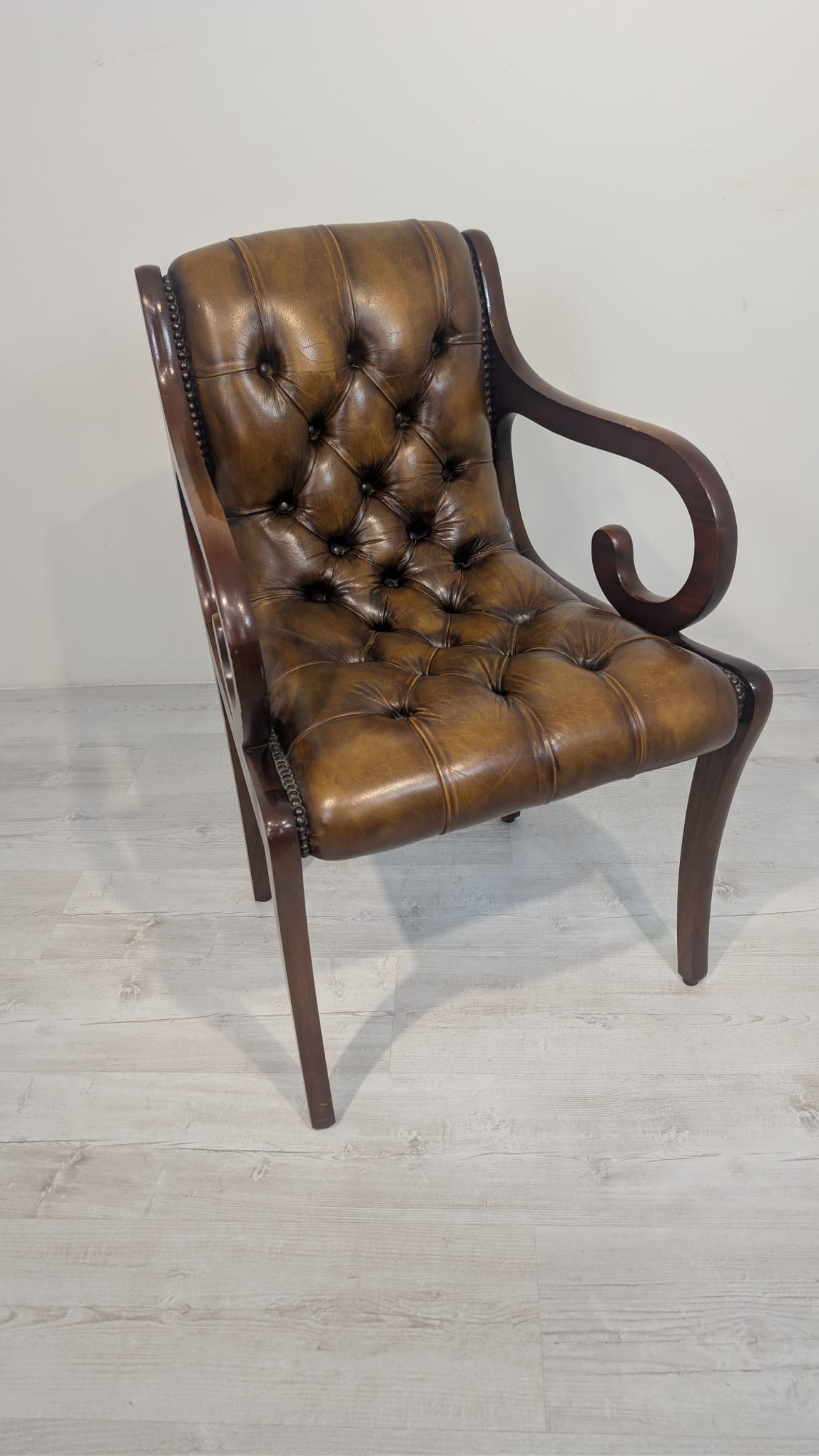 Fotel drewniany z naturalną skórą głęboko pikowana - obrazek 2