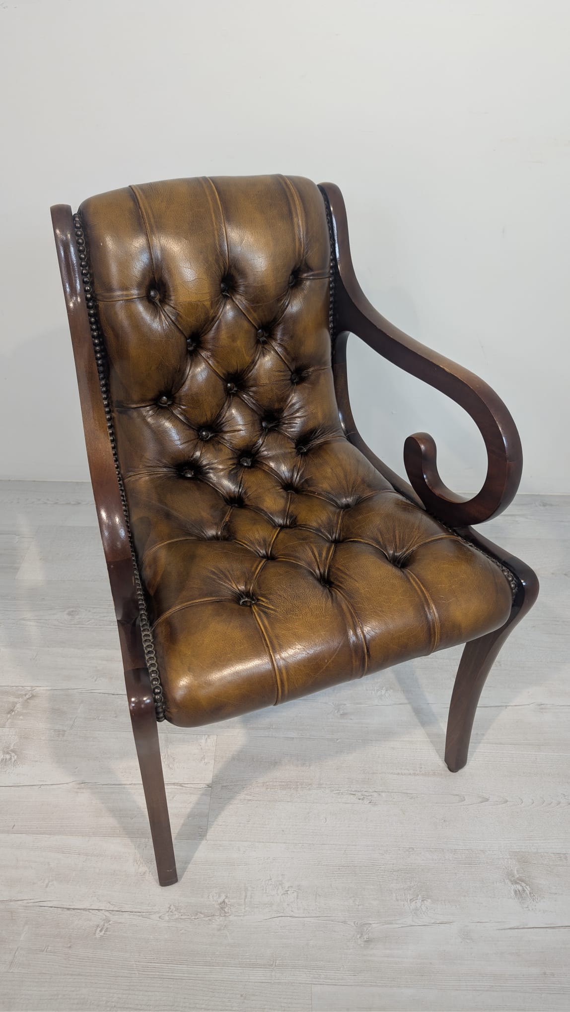 Fotel drewniany z naturalną skórą głęboko pikowana - obrazek 4