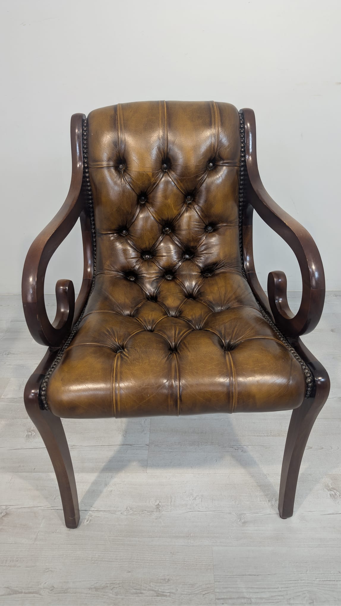 Fotel drewniany z naturalną skórą głęboko pikowana - obrazek 3