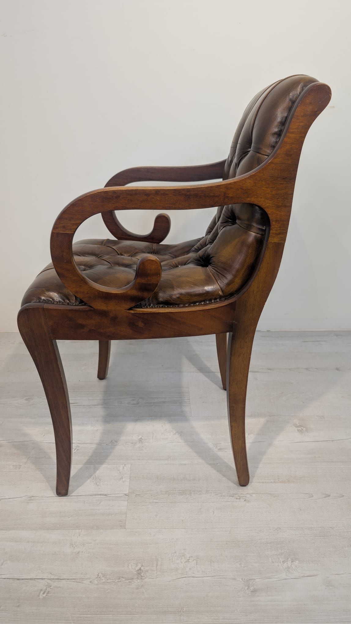 Fotel drewniany z naturalną skórą głęboko pikowana - obrazek 5