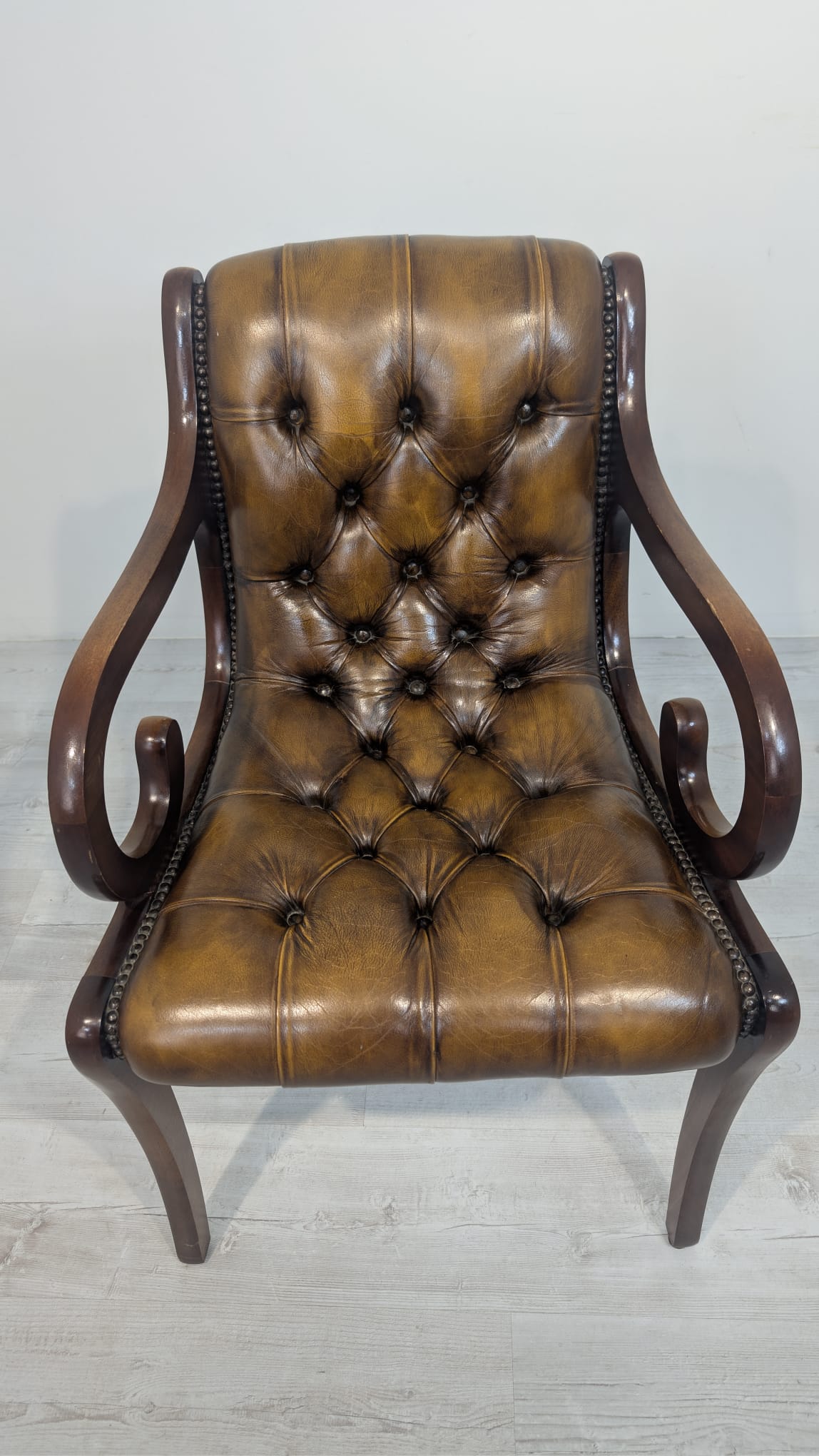 Fotel drewniany z naturalną skórą głęboko pikowana - obrazek 9