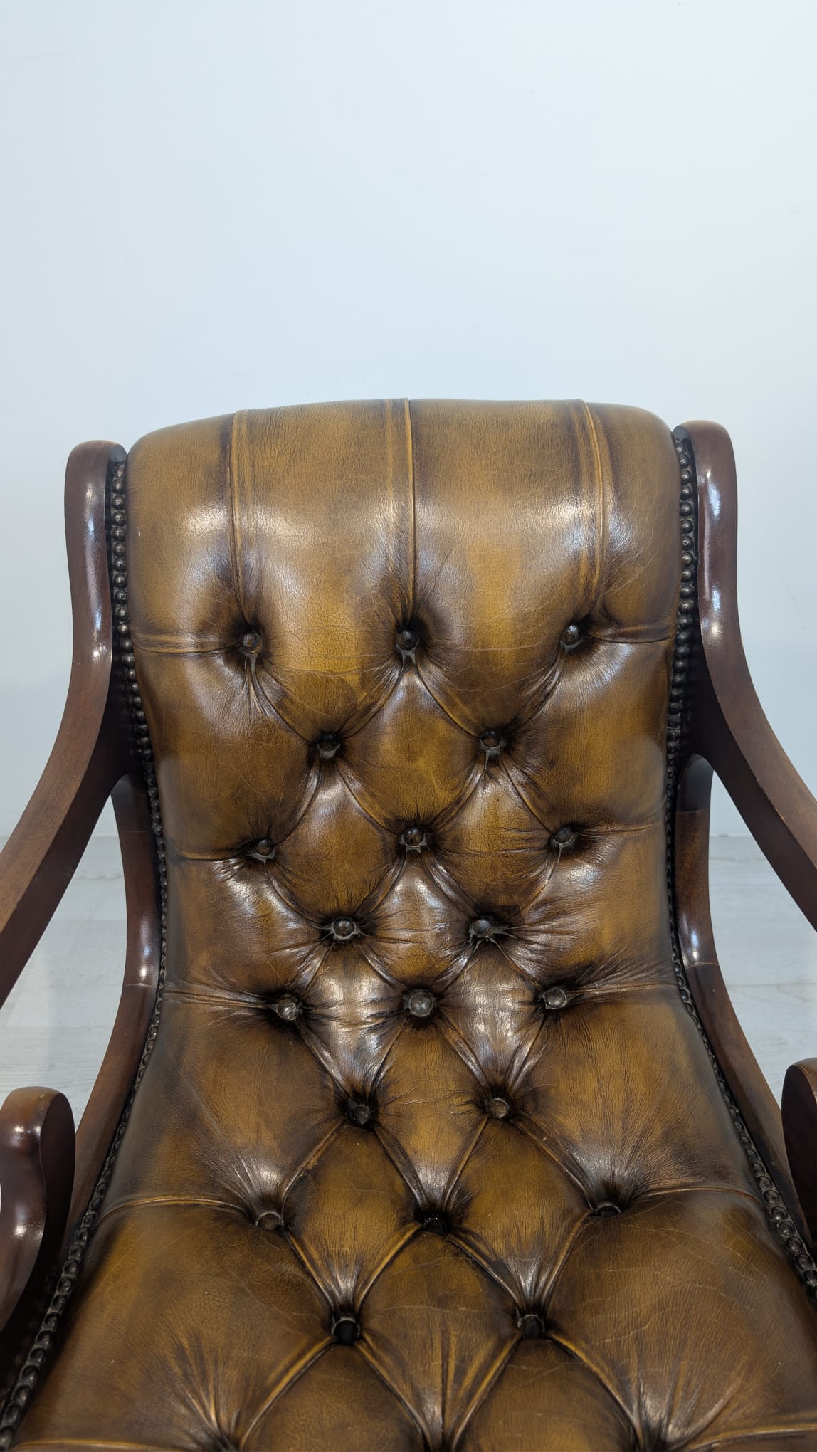 Fotel drewniany z naturalną skórą głęboko pikowana - obrazek 10